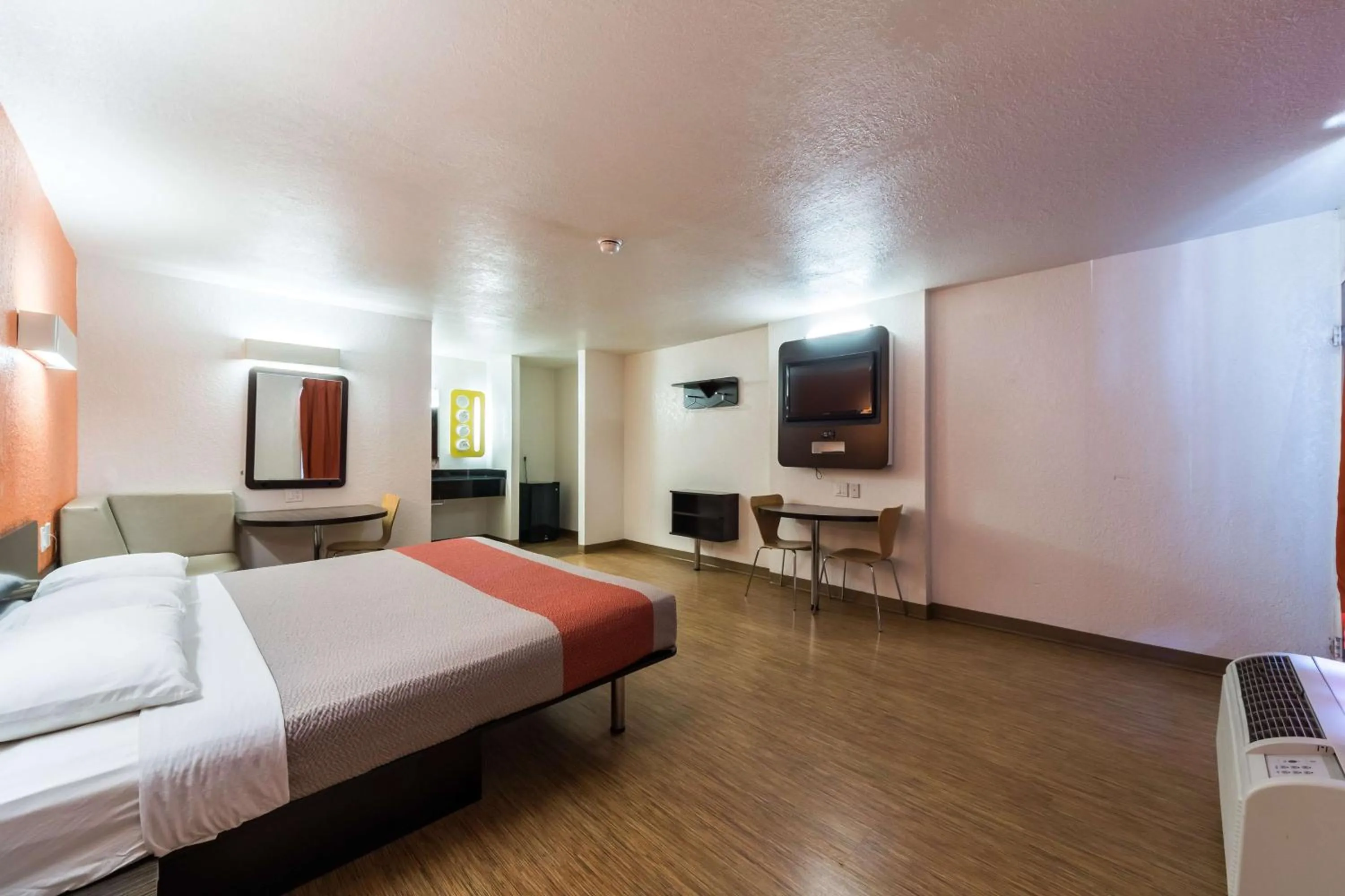 King Room - single occupancy - Non-Smoking in Motel 6-Uvalde, TX