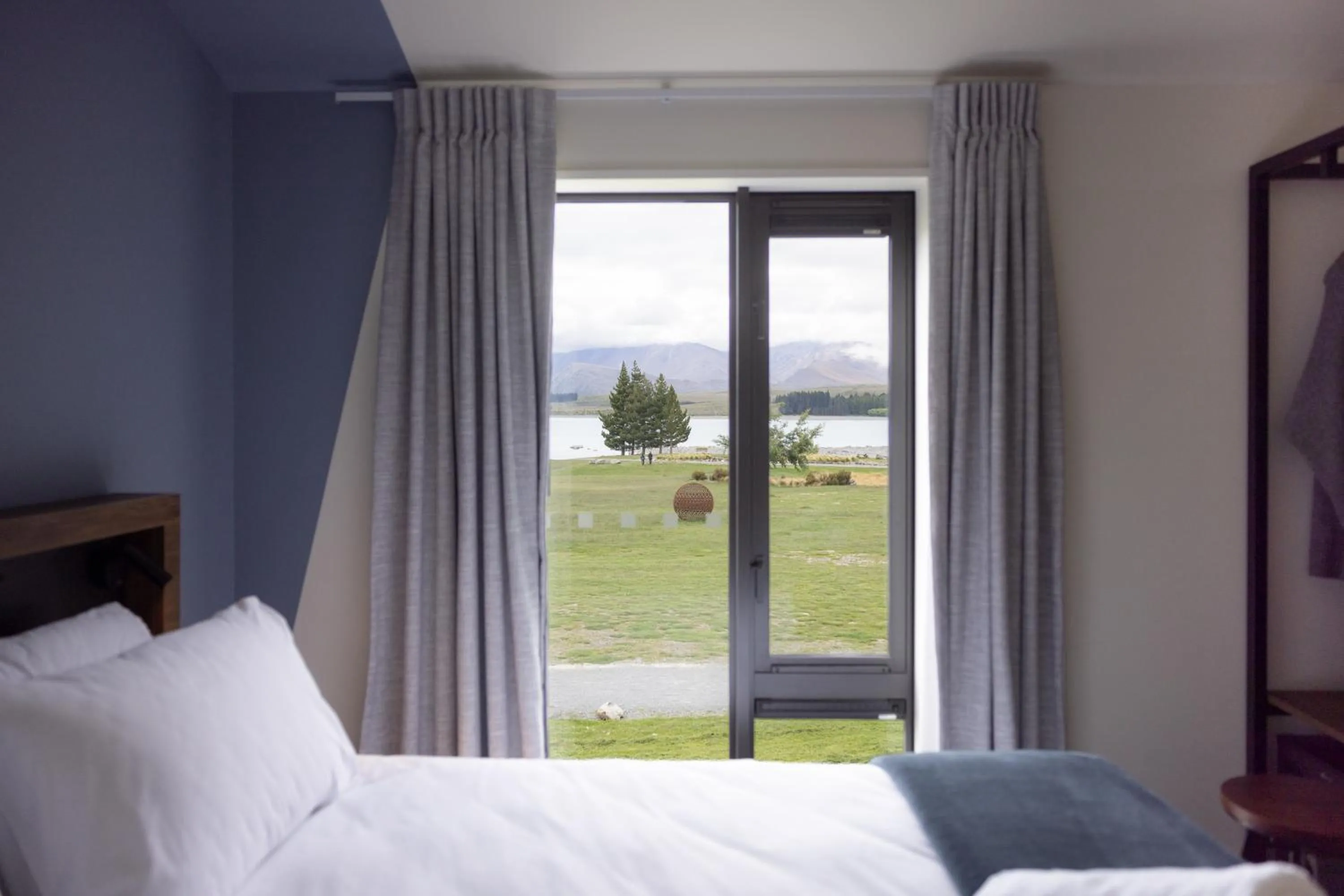 Twin Room with Lake View in Haka House Hostel Tekapo