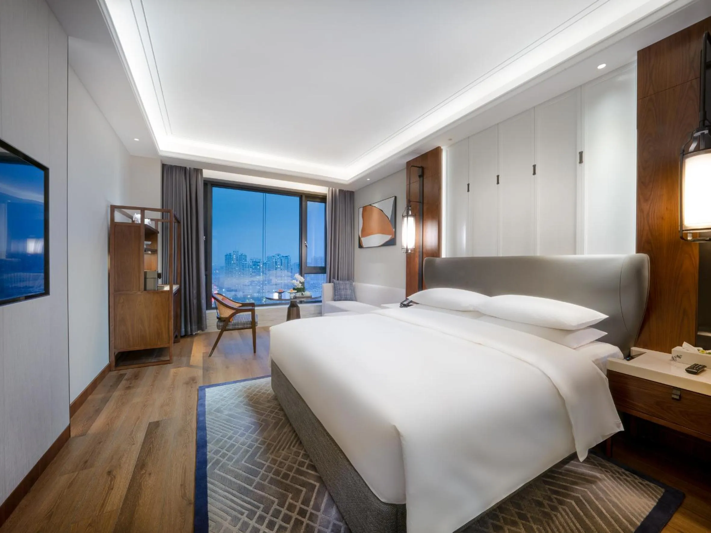 Lake View Double Room (Market bus + Afternoon tea + Mini bar) in Kingdom Hotel