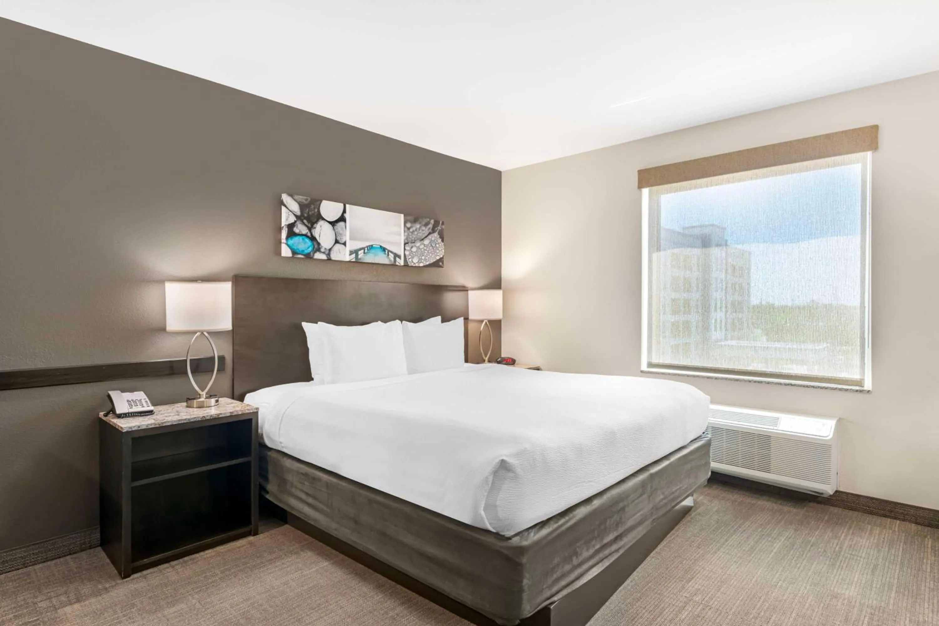 King Suite with Kitchenette in Magnolia Pointe; BW Signature Collection