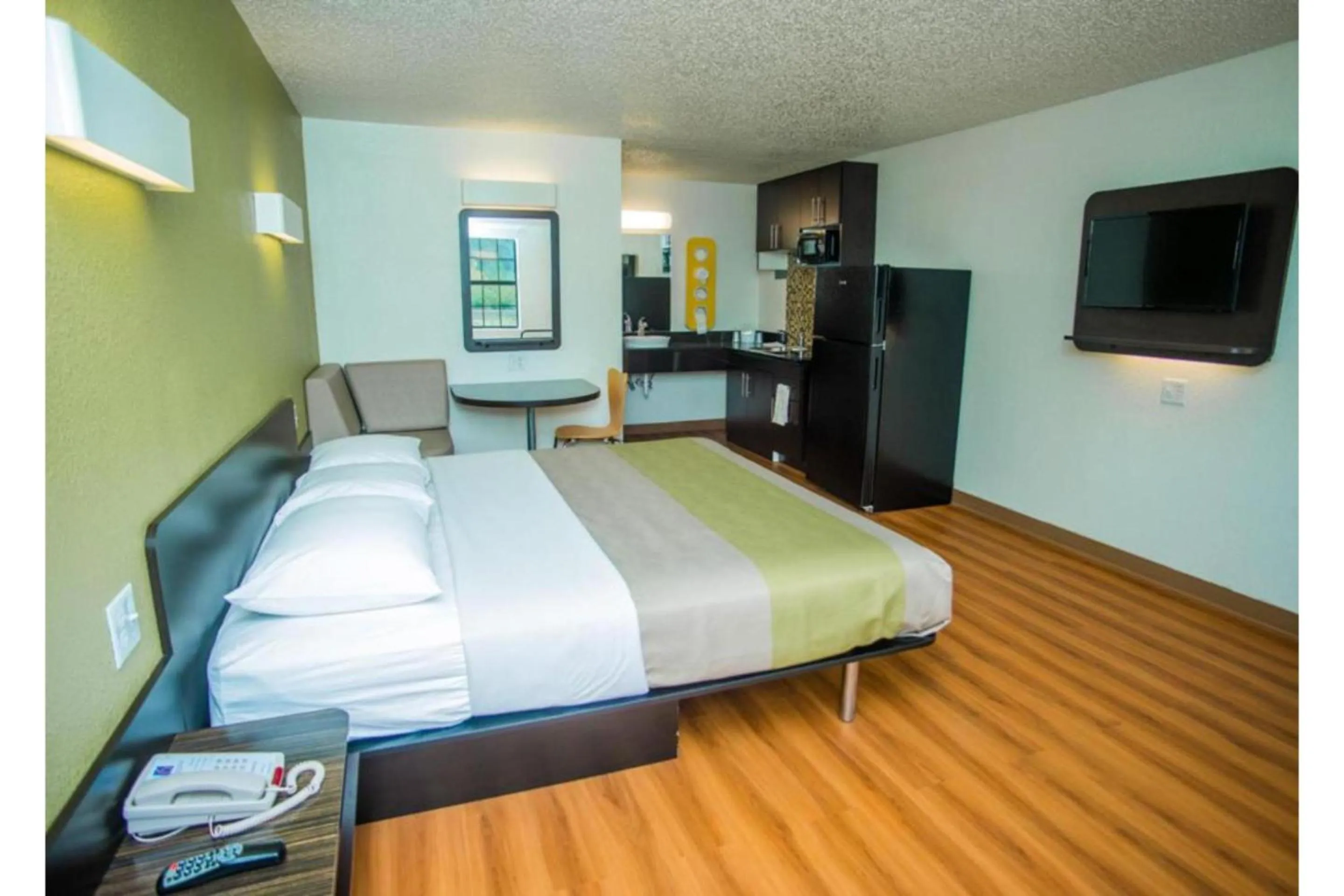 King Room - Smoking  in Motel 6-Palestine, TX