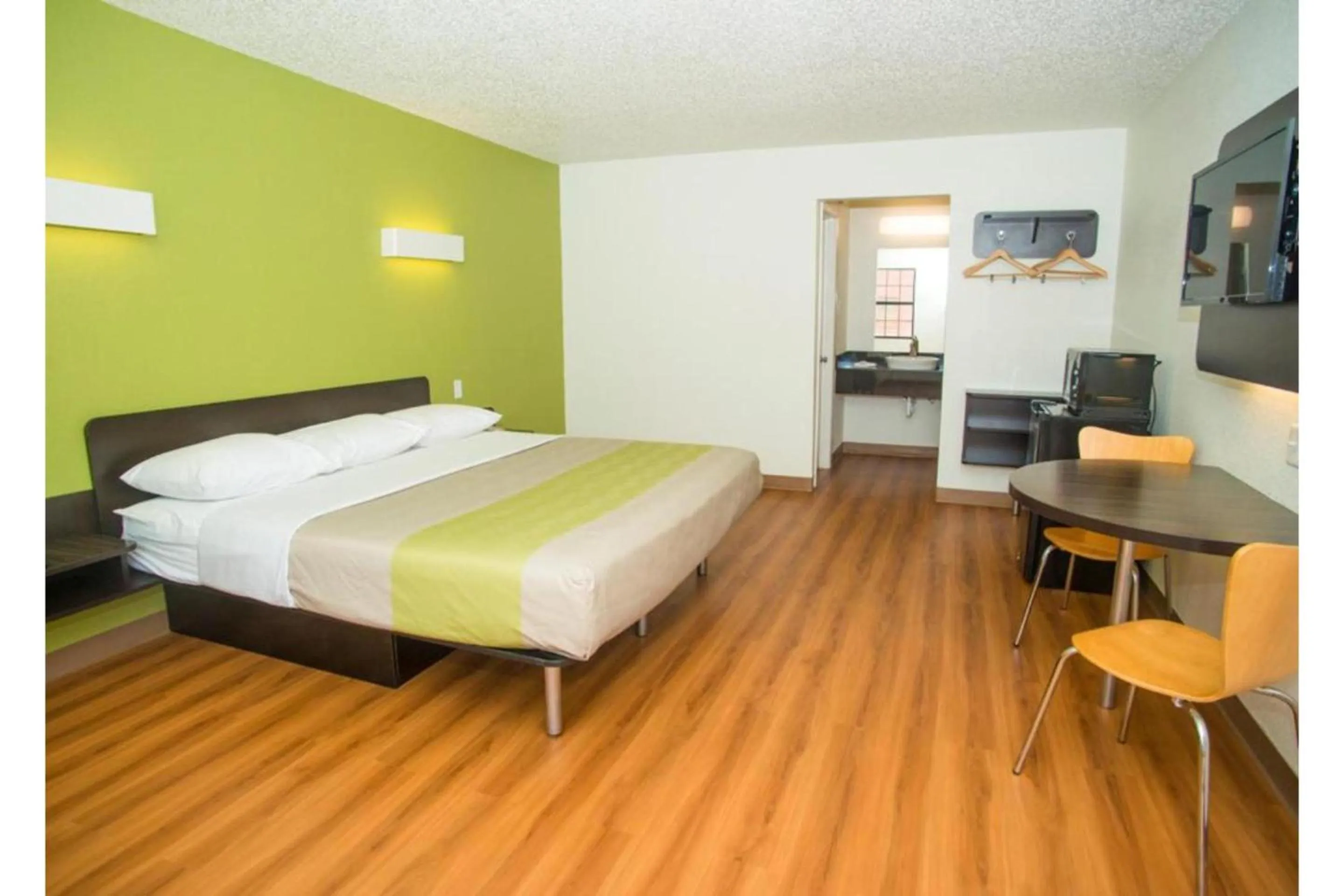 King Room - Non-Smoking in Motel 6-Palestine, TX