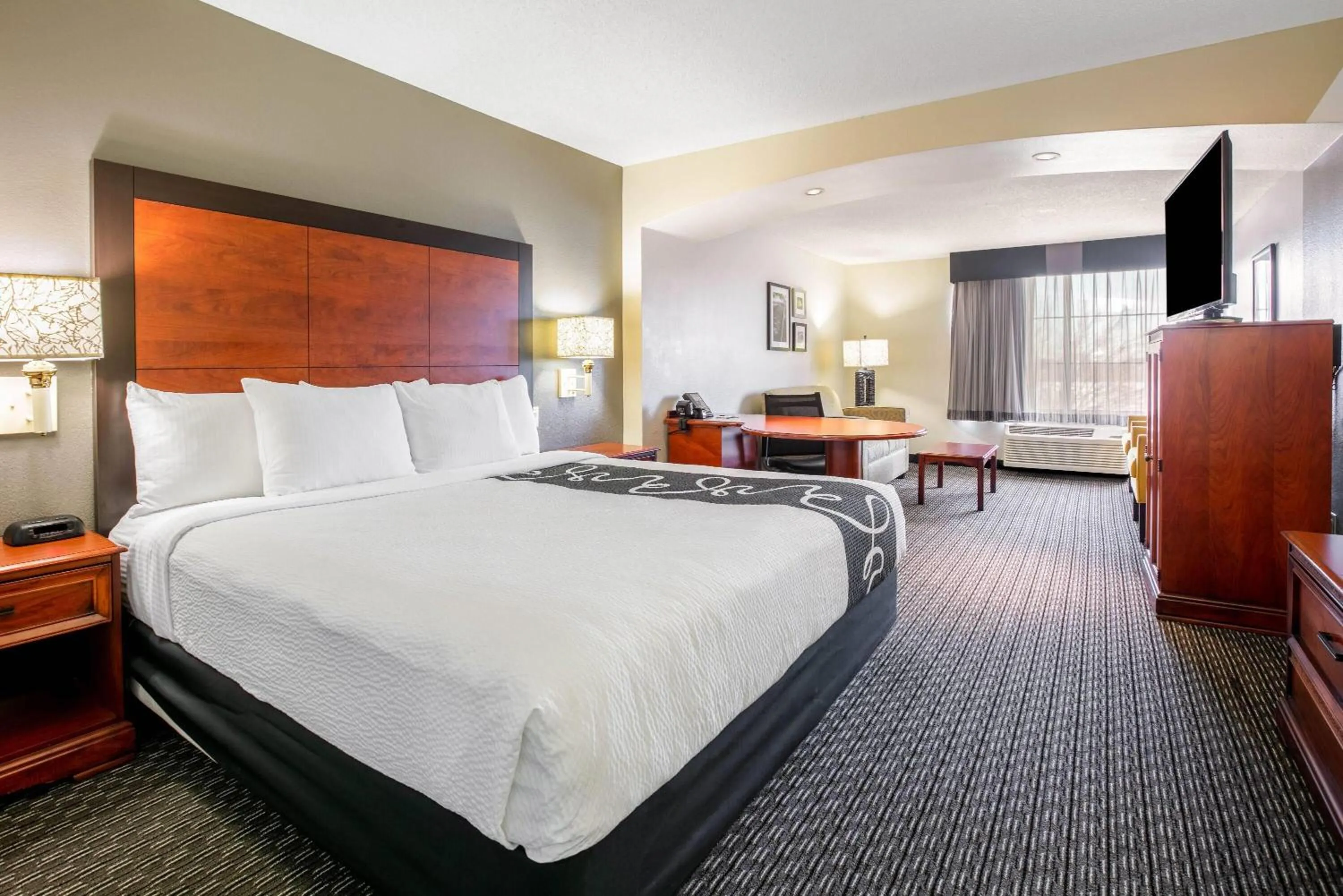 Executive King Room in La Quinta by Wyndham DFW Airport South / Irving