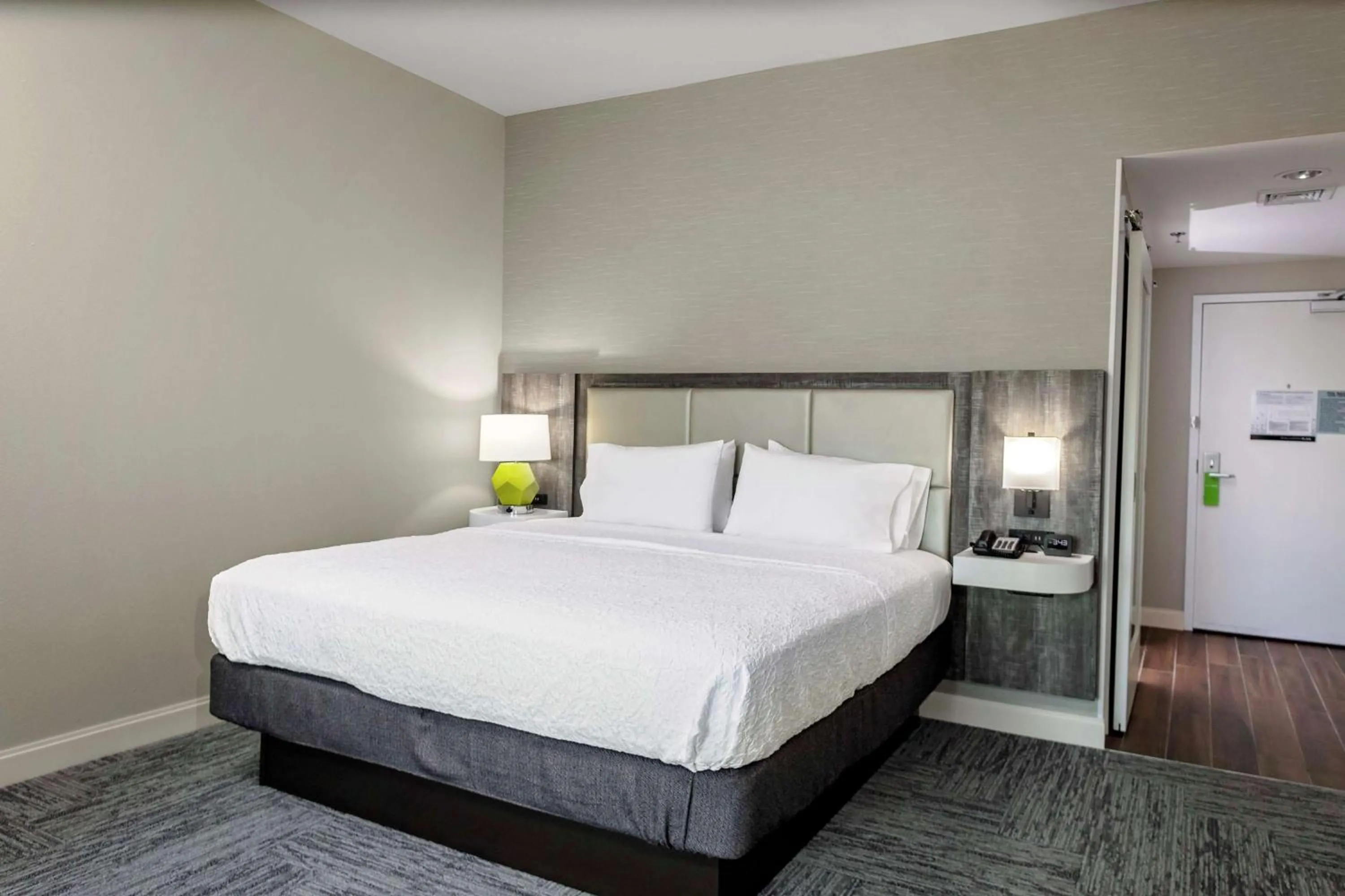 King Room - Non-Smoking in Hampton Inn Cranbury