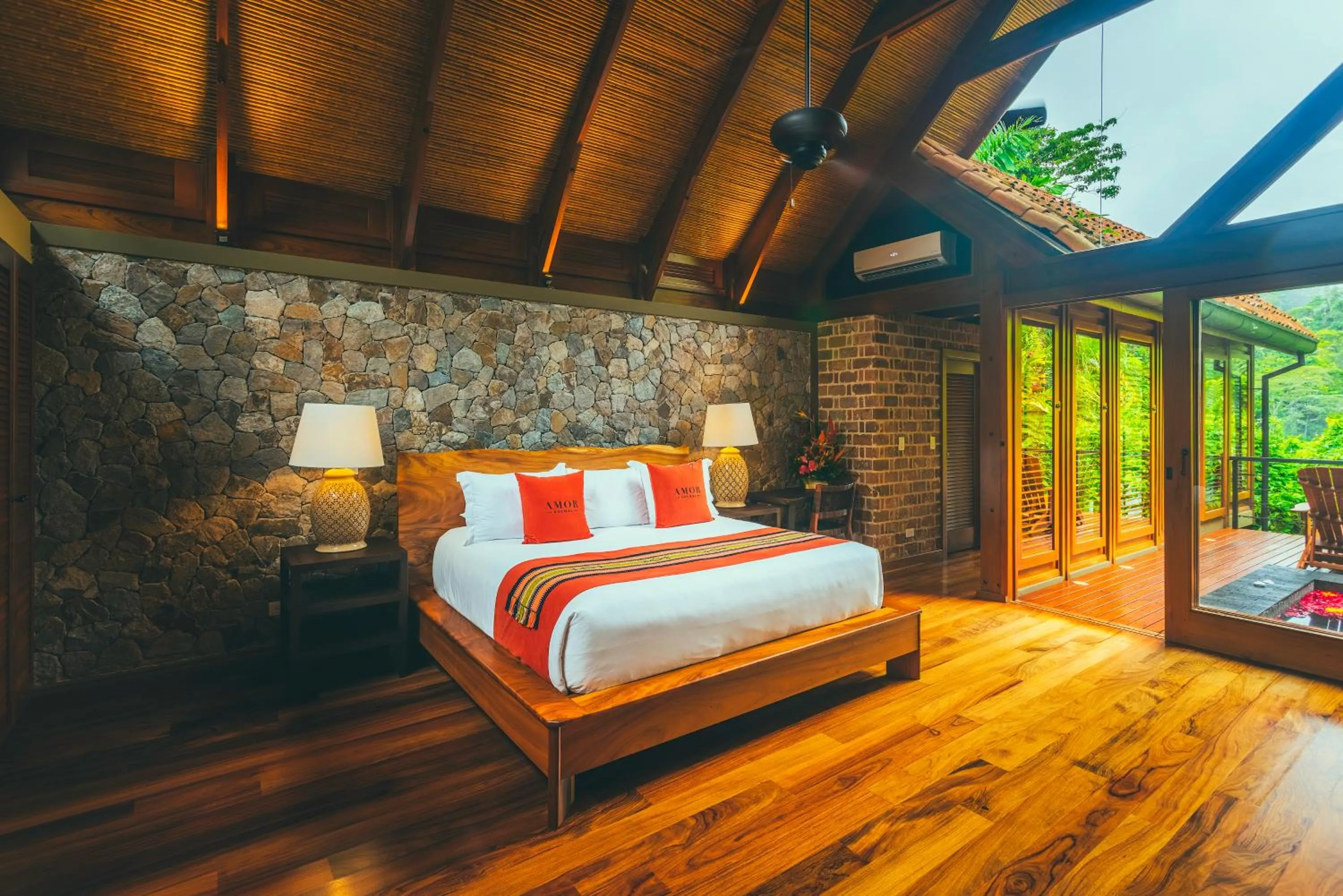 Canyon Casita King in Amor Arenal Adults Friendly