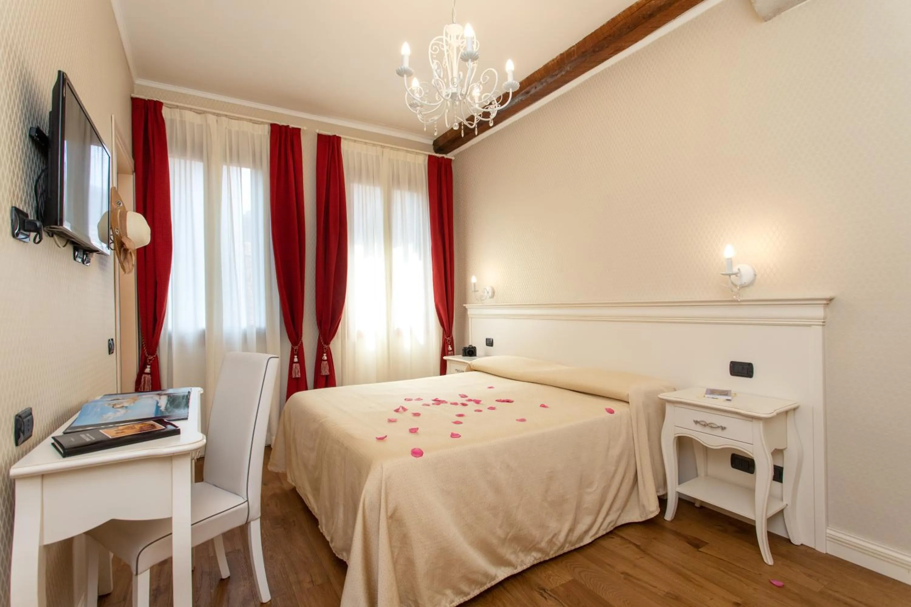 Double Room - single occupancy in Charming Palace Santa Fosca