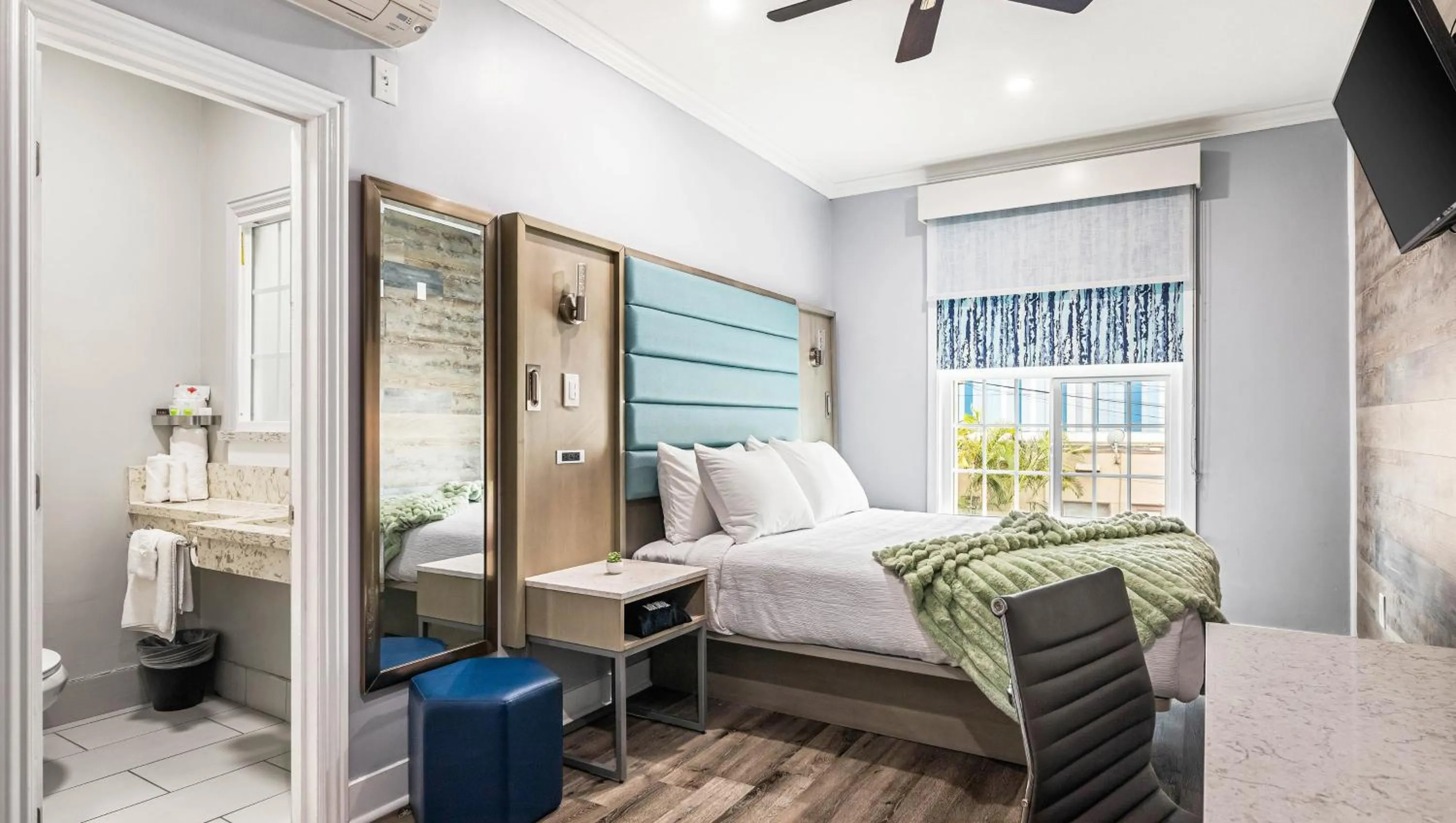 Club Room, Revive 1 Queen Room Non-smoking in Greenleaf Hotel Long Beach Convention Center