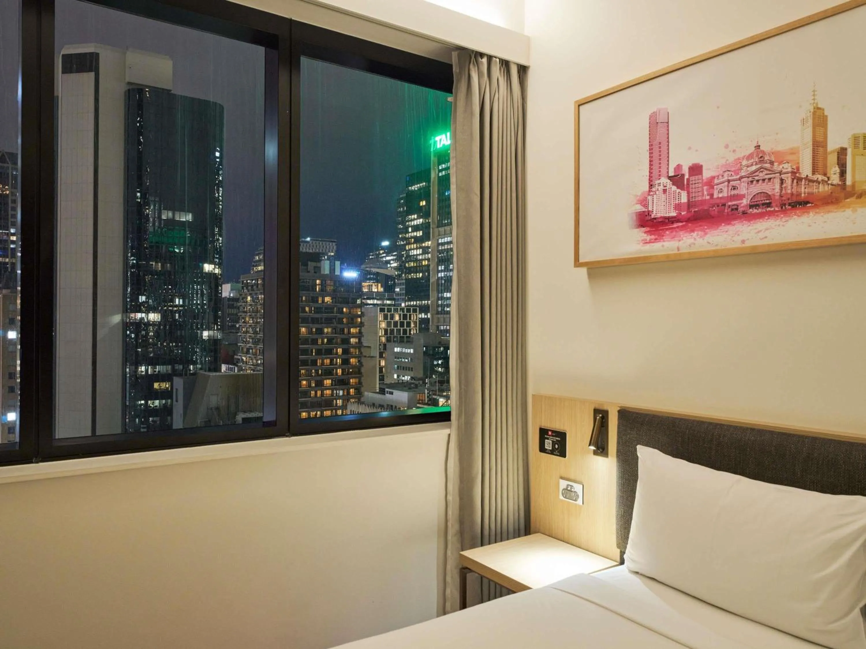 Compact Queen Room in ibis Melbourne Central