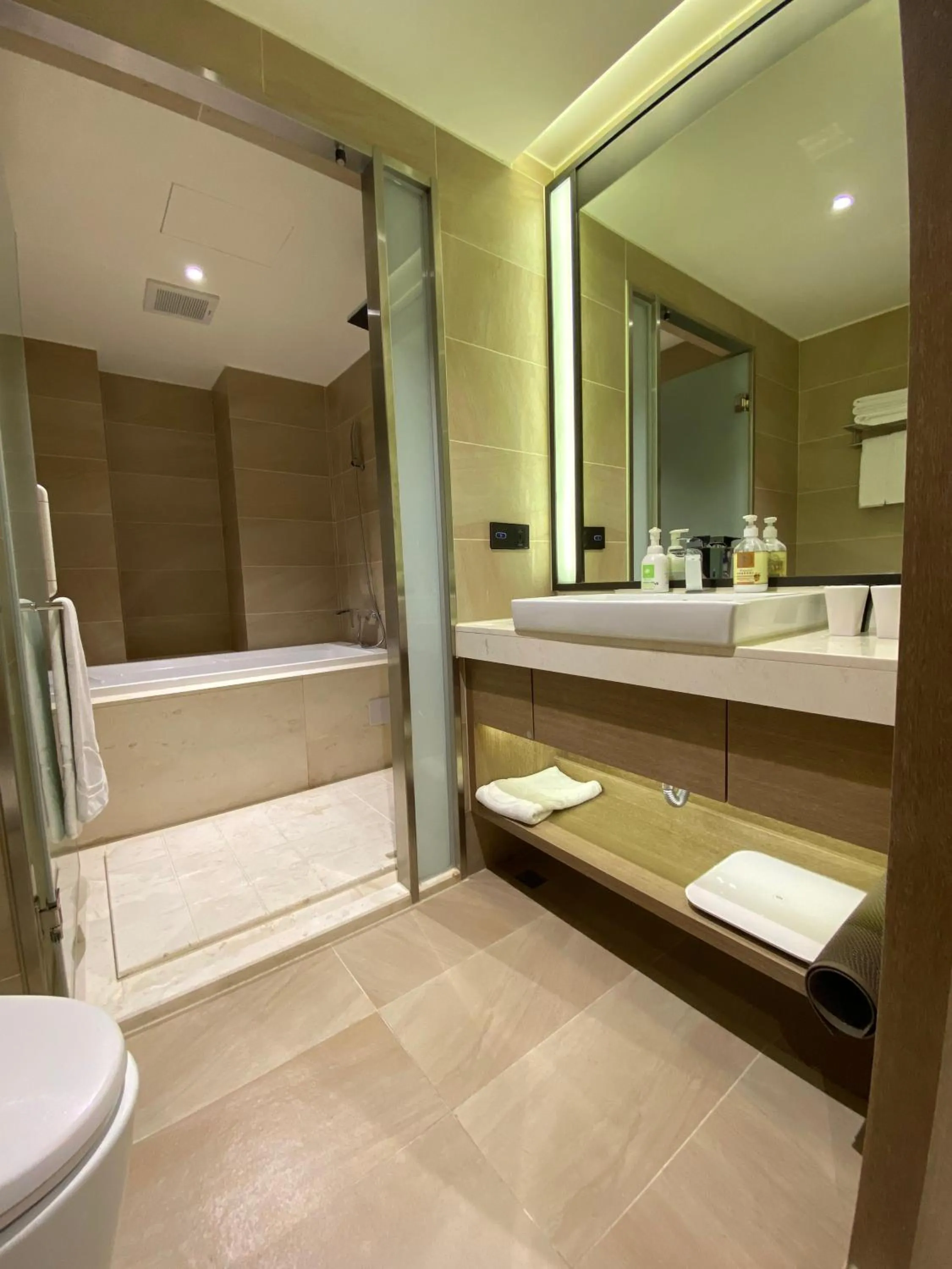 Deluxe Quadruple Room - No Breakfast in GOGO Hotel 逢甲館