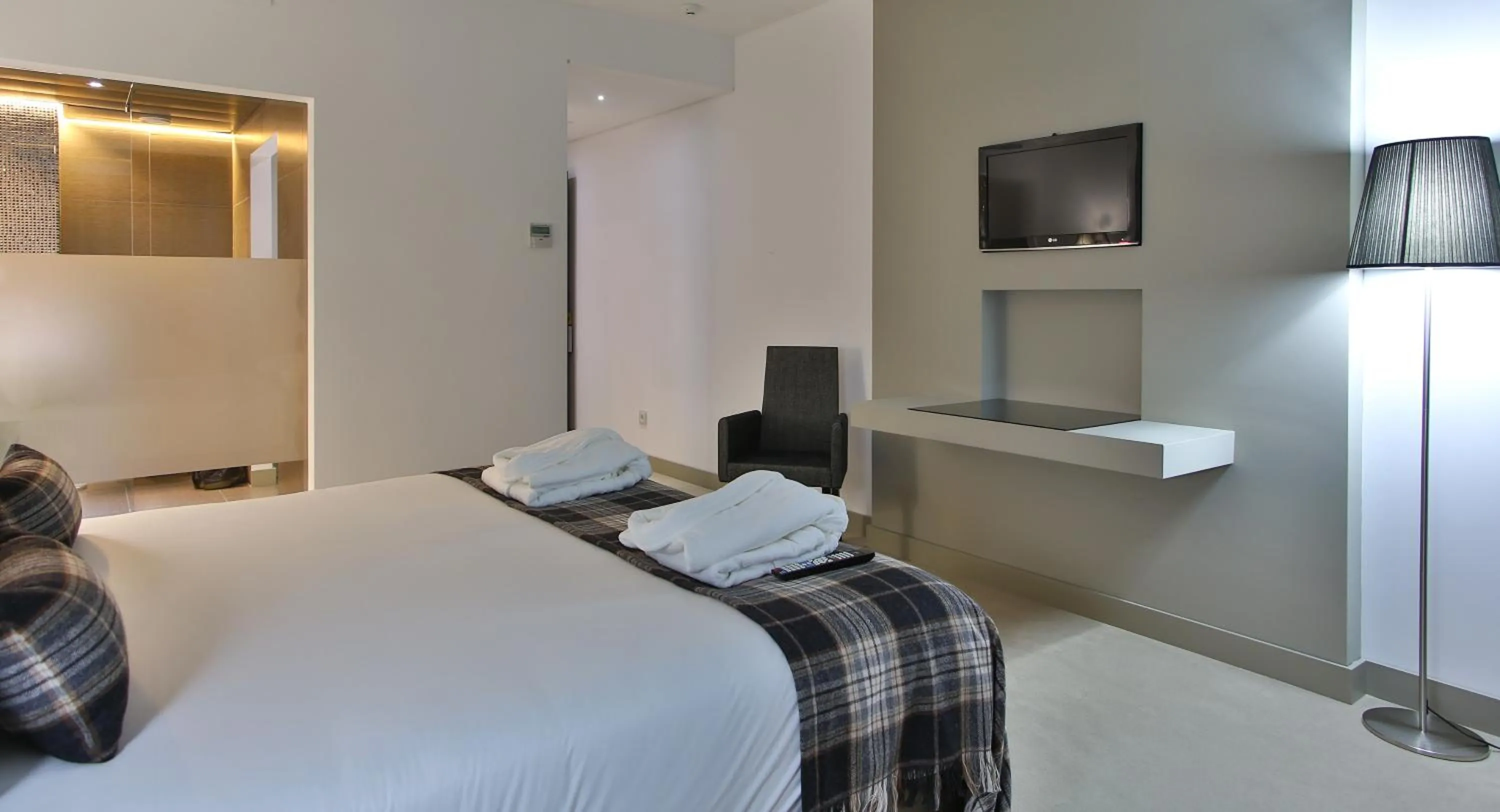 Double Room with Terrace and River View - Ground Floor in Delfim Douro Hotel