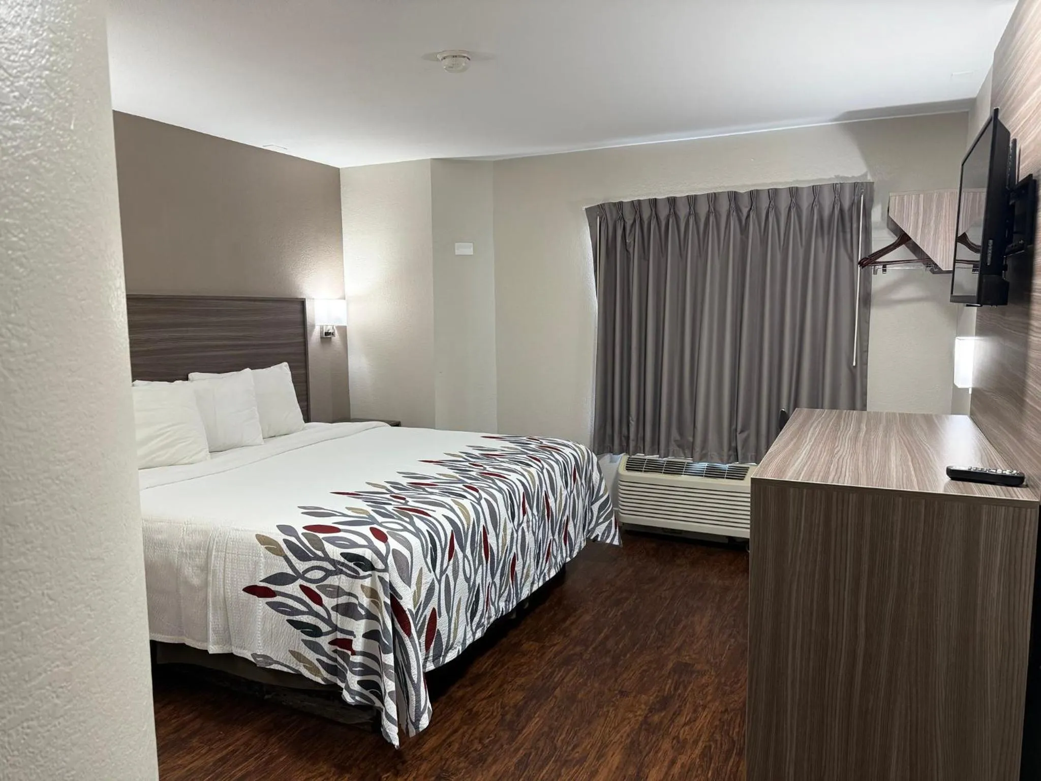 Deluxe Room with One Queen Bed Non-Smoking in Red Roof Inn Austin - Round Rock