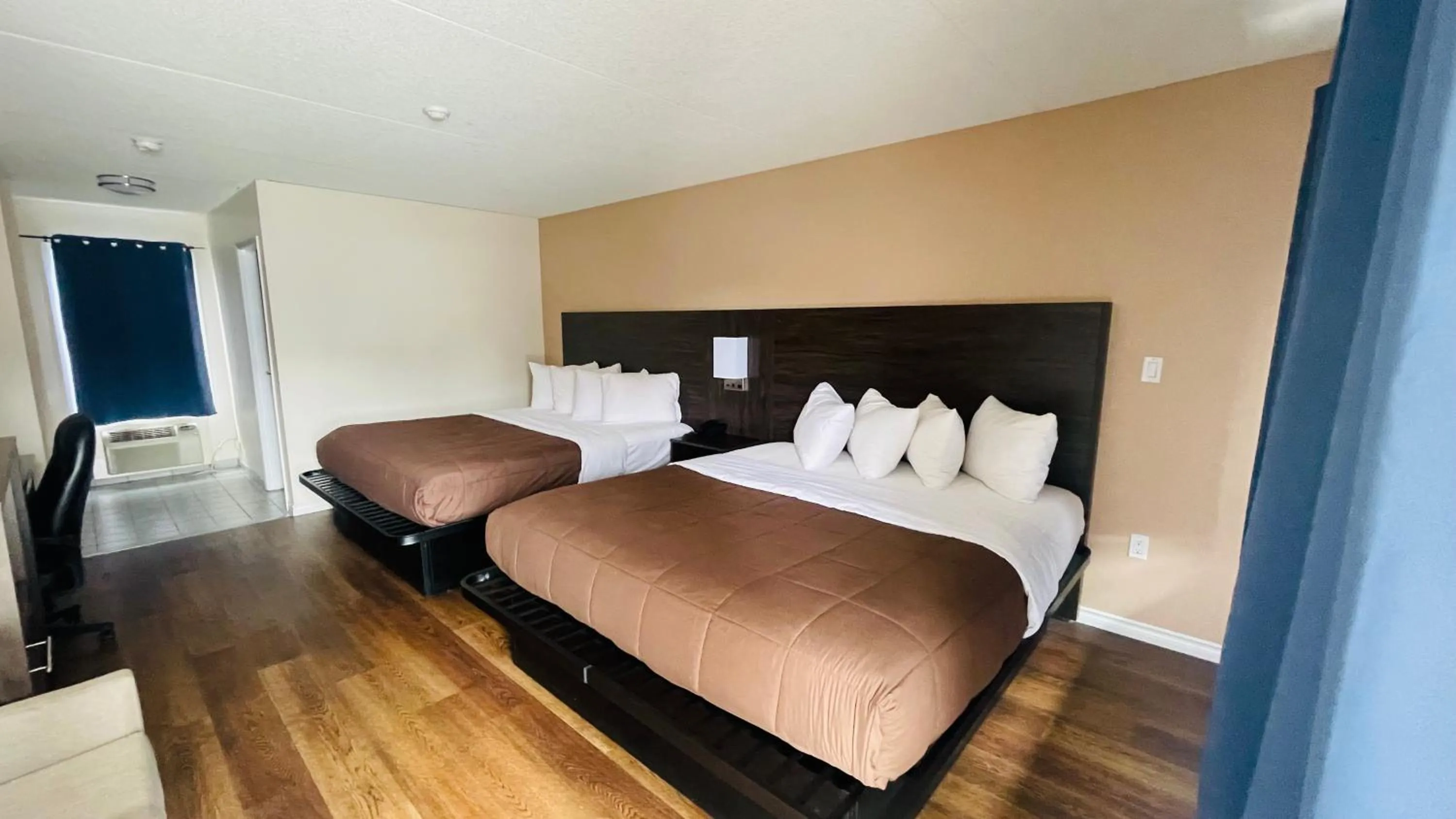 King Room with Two King Beds in Falls Lodge & Suites