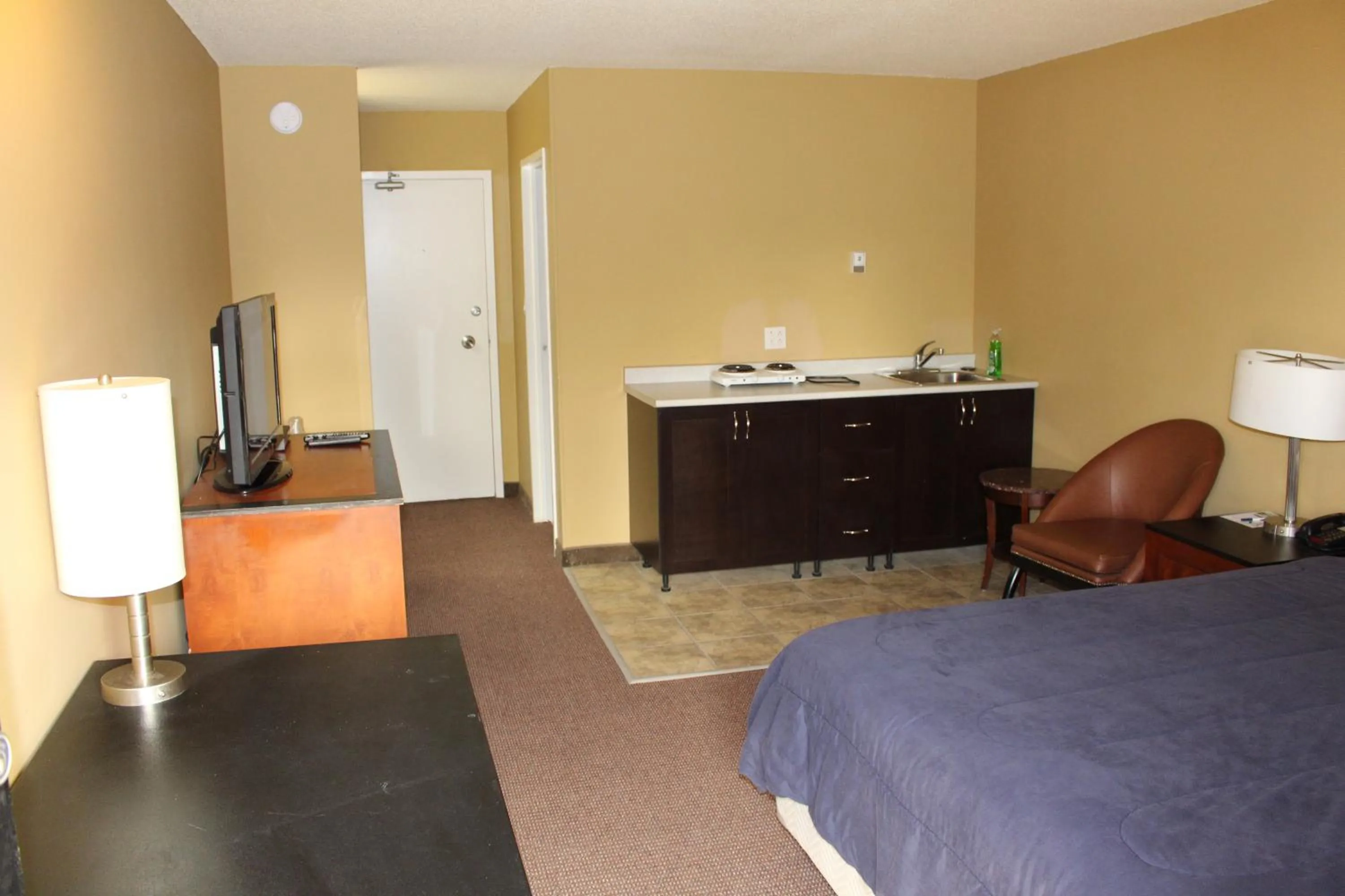Queen Room - Non-Smoking in Travelodge by Wyndham Swift Current