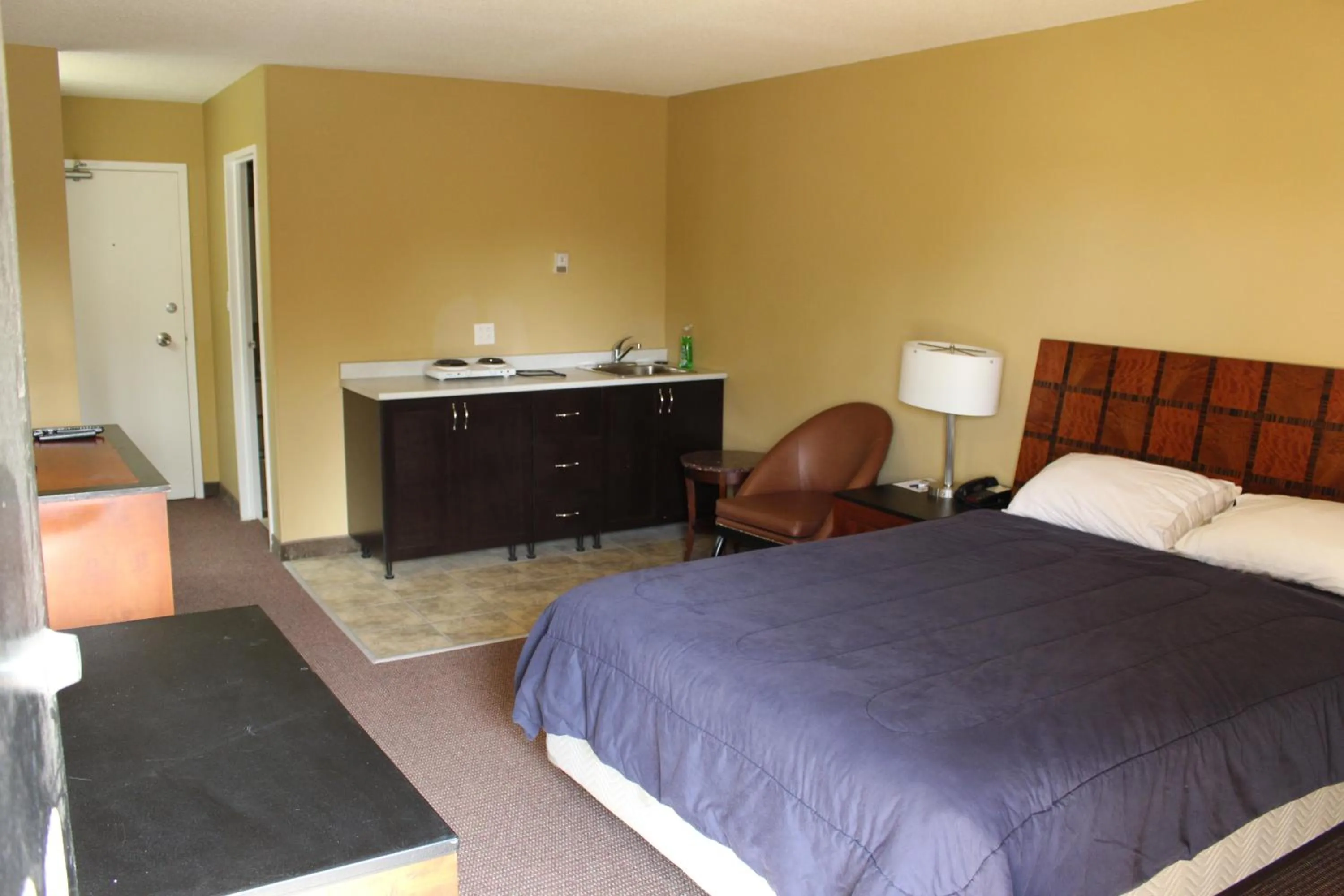 Queen Room - Disability Access - Non-Smoking in Travelodge by Wyndham Swift Current