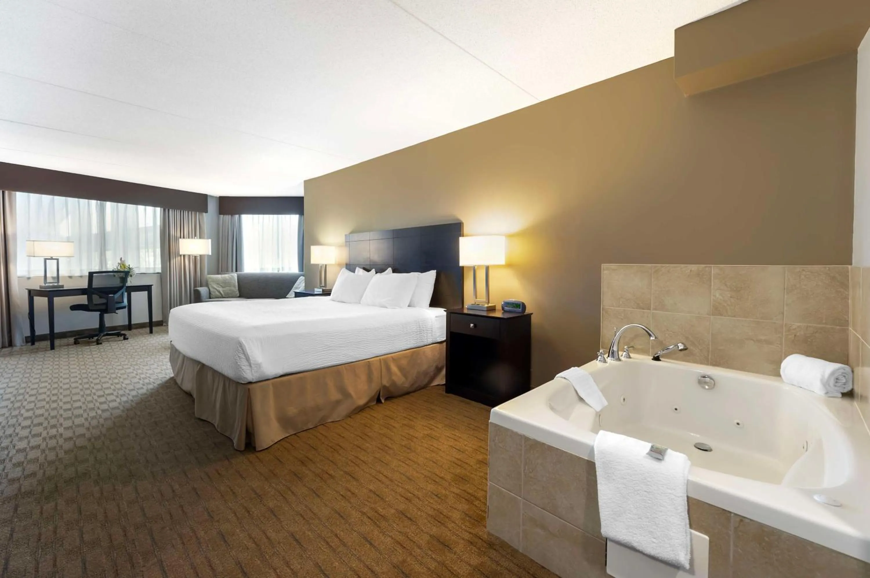 King Room with Sofa Bed and Jetted Tub - Pool View/Non-Smoking in Best Western Pembroke Inn & Conference Centre