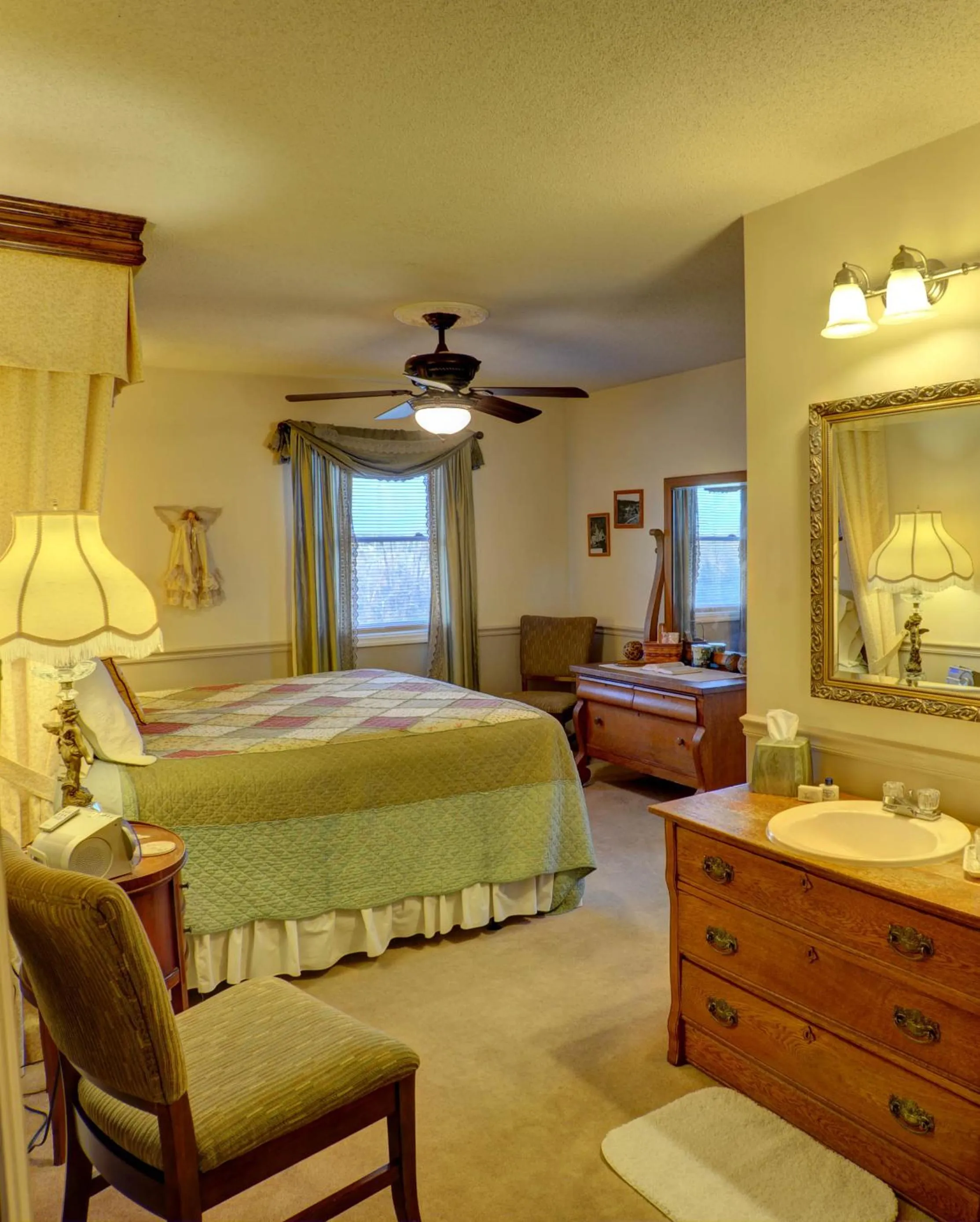 Deluxe King Suite in Blue Mountain Mist Country Inn