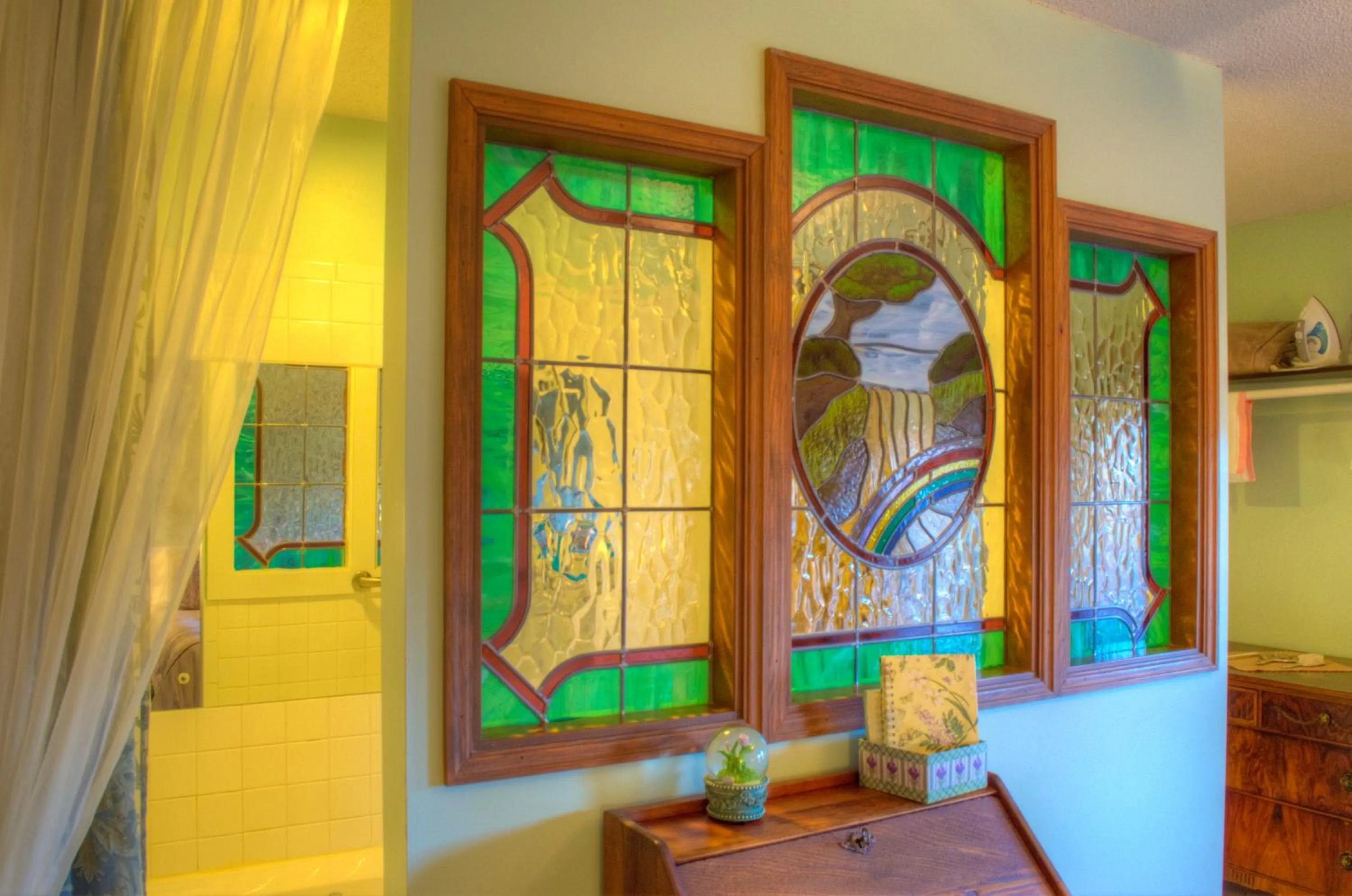 Deluxe King Room with Balcony in Blue Mountain Mist Country Inn