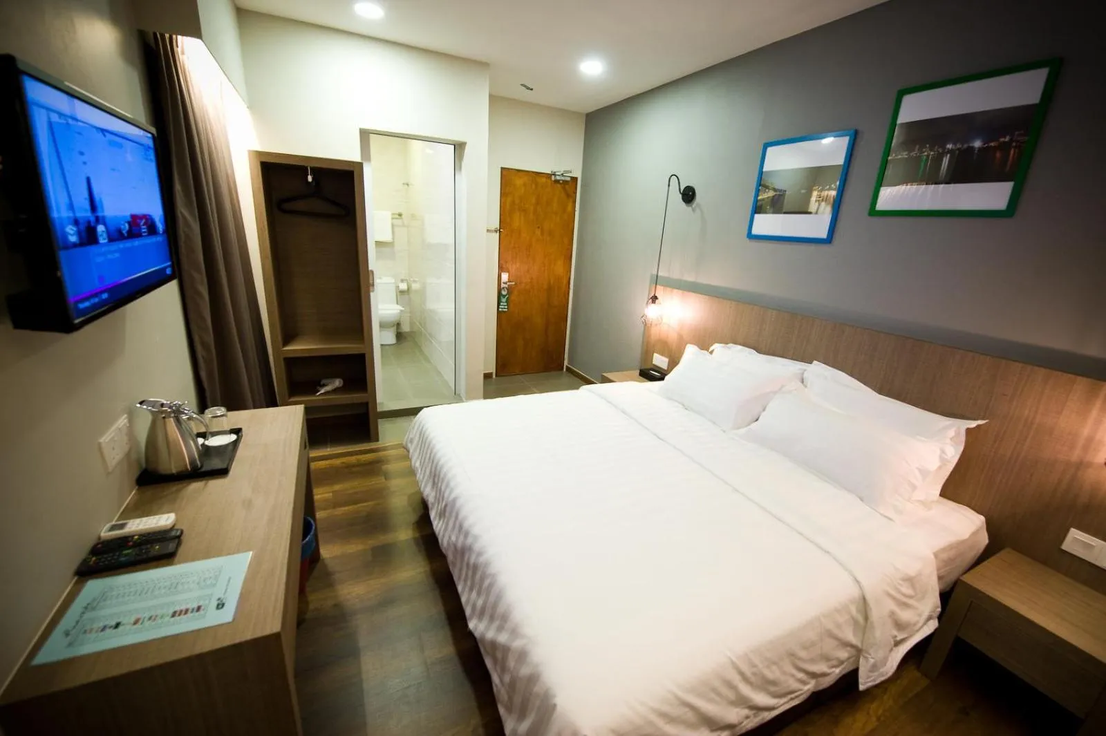 Deluxe King Room with Window in Riverside Boutique Hotel