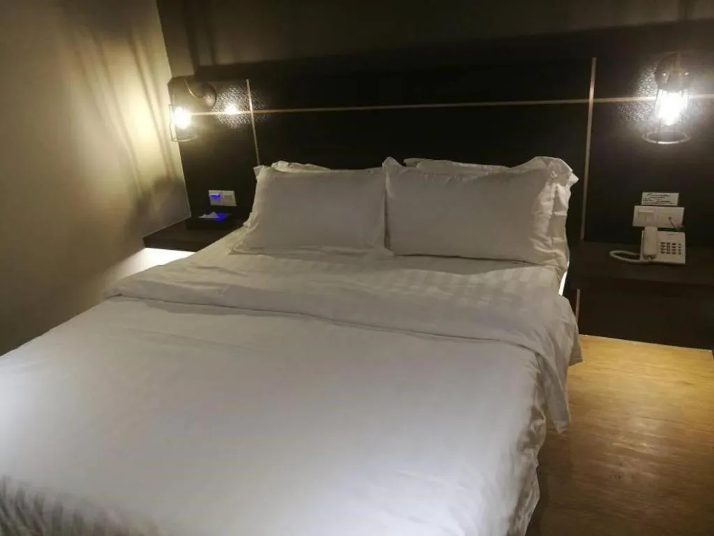 Deluxe Queen Room in Riverside Boutique Hotel