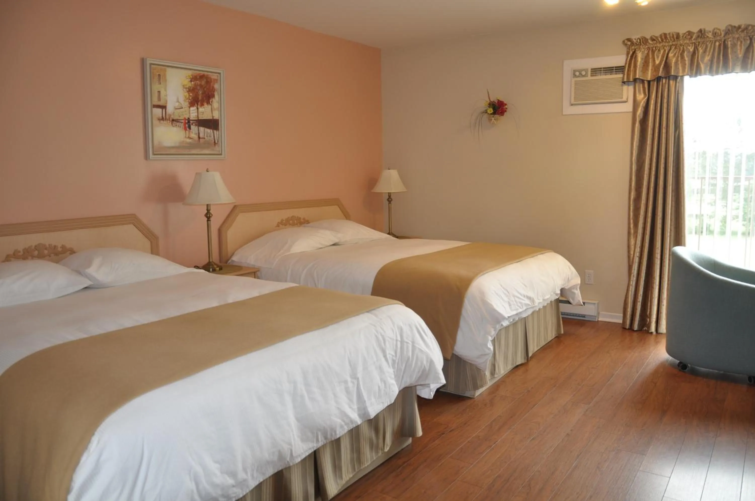 Room with Two Queen Beds in Motel Bel-Eau