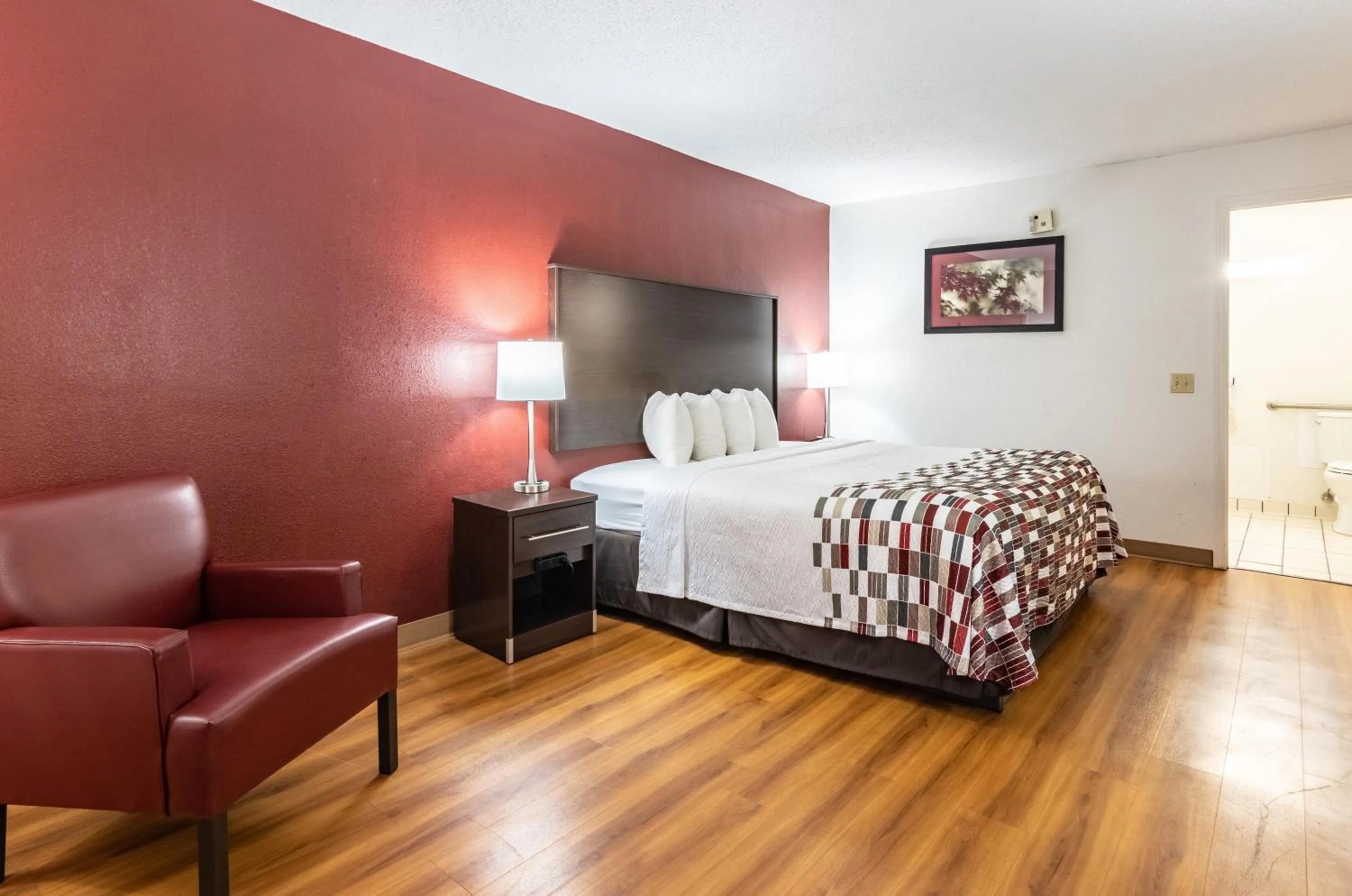 Standard Room with One Queen Bed Kitchenette Disability Access Roll-In Shower Smoking in Red Roof Inn Forsyth