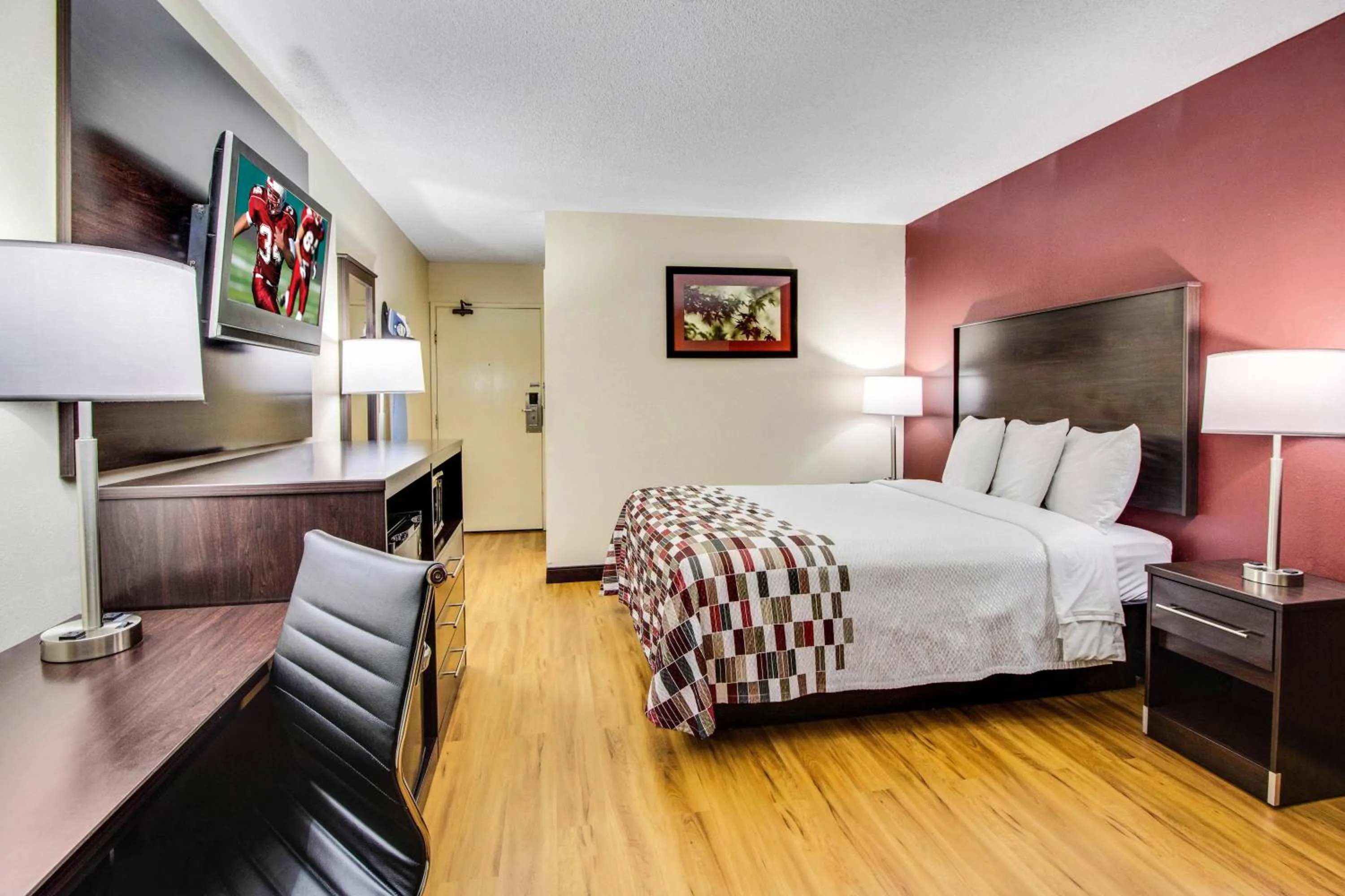 Standard Room with One Queen Bed Kitchenette Disability Access Roll-In Shower Non-Smoking in Red Roof Inn Forsyth