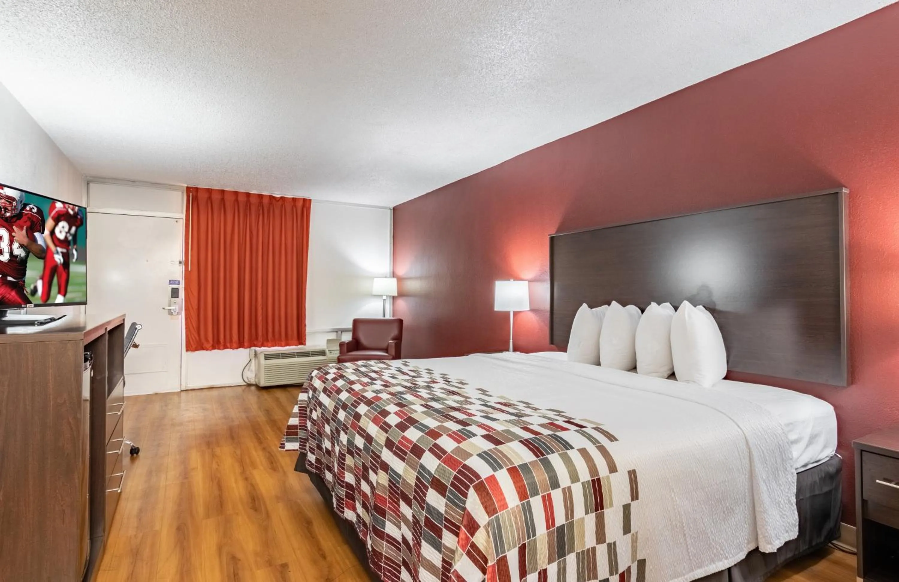 Superior King Room Non-Smoking in Red Roof Inn Forsyth