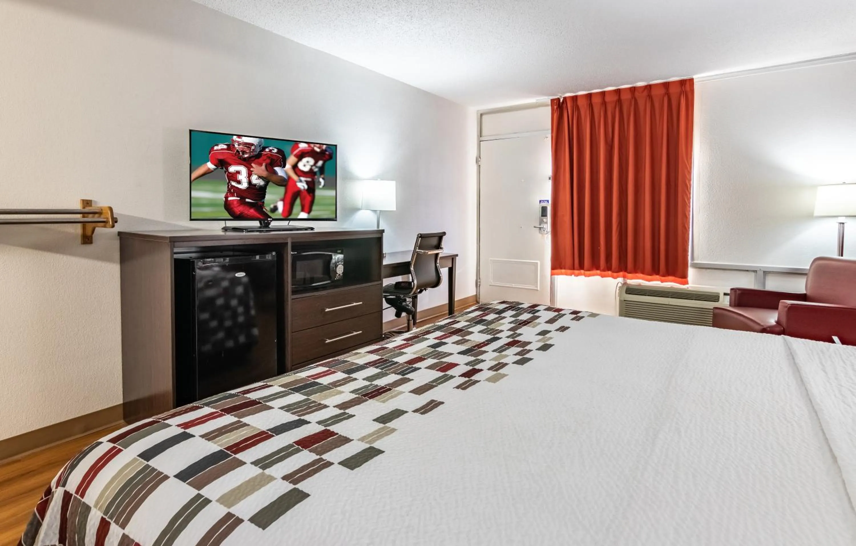 Superior King Room Disability Access Non-Smoking in Red Roof Inn Forsyth