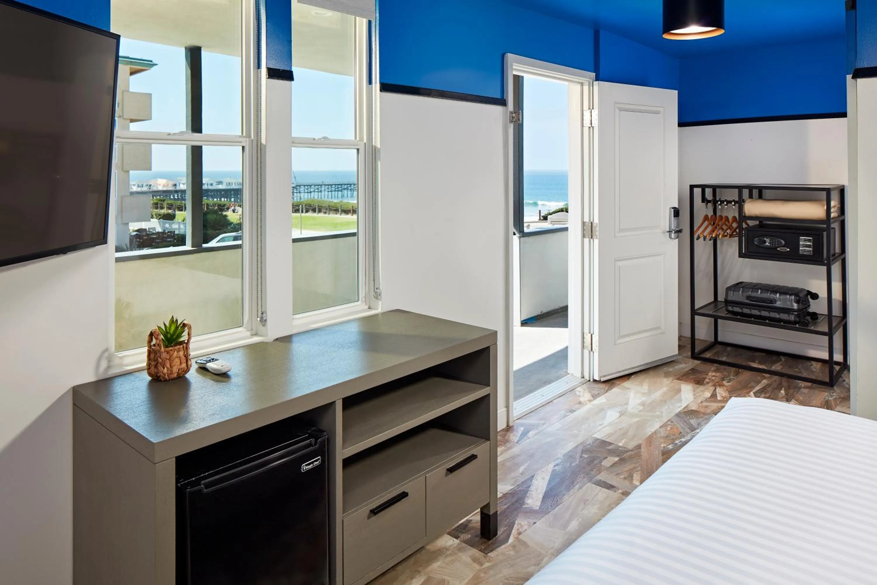 Queen Room with Partial Ocean View in Pacific View Inn