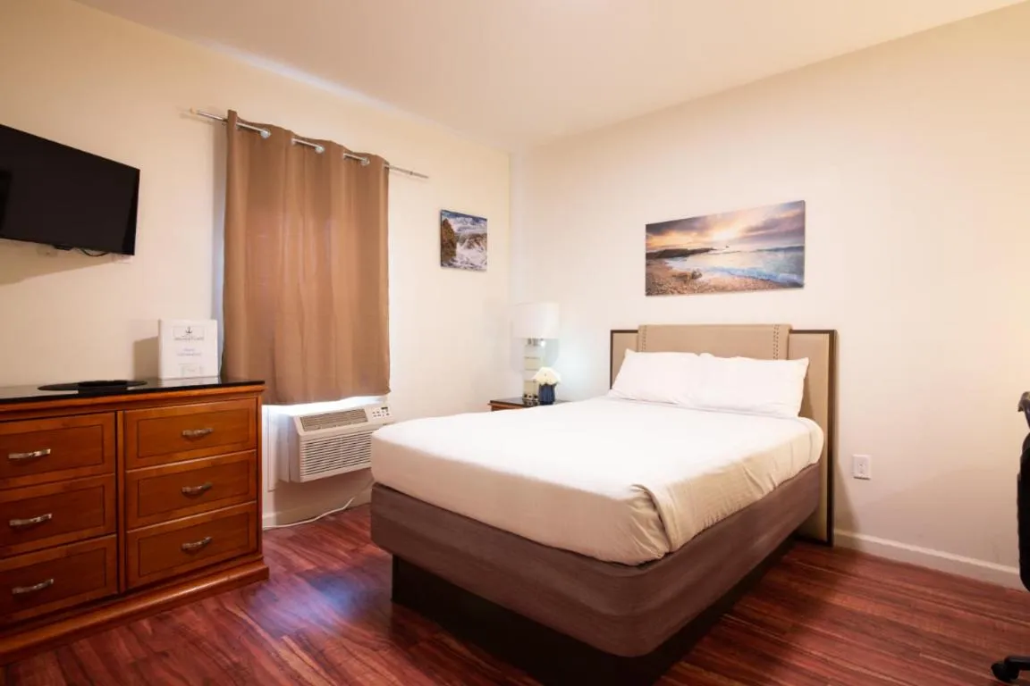 Large Double Room in Anchor Pointe Inn