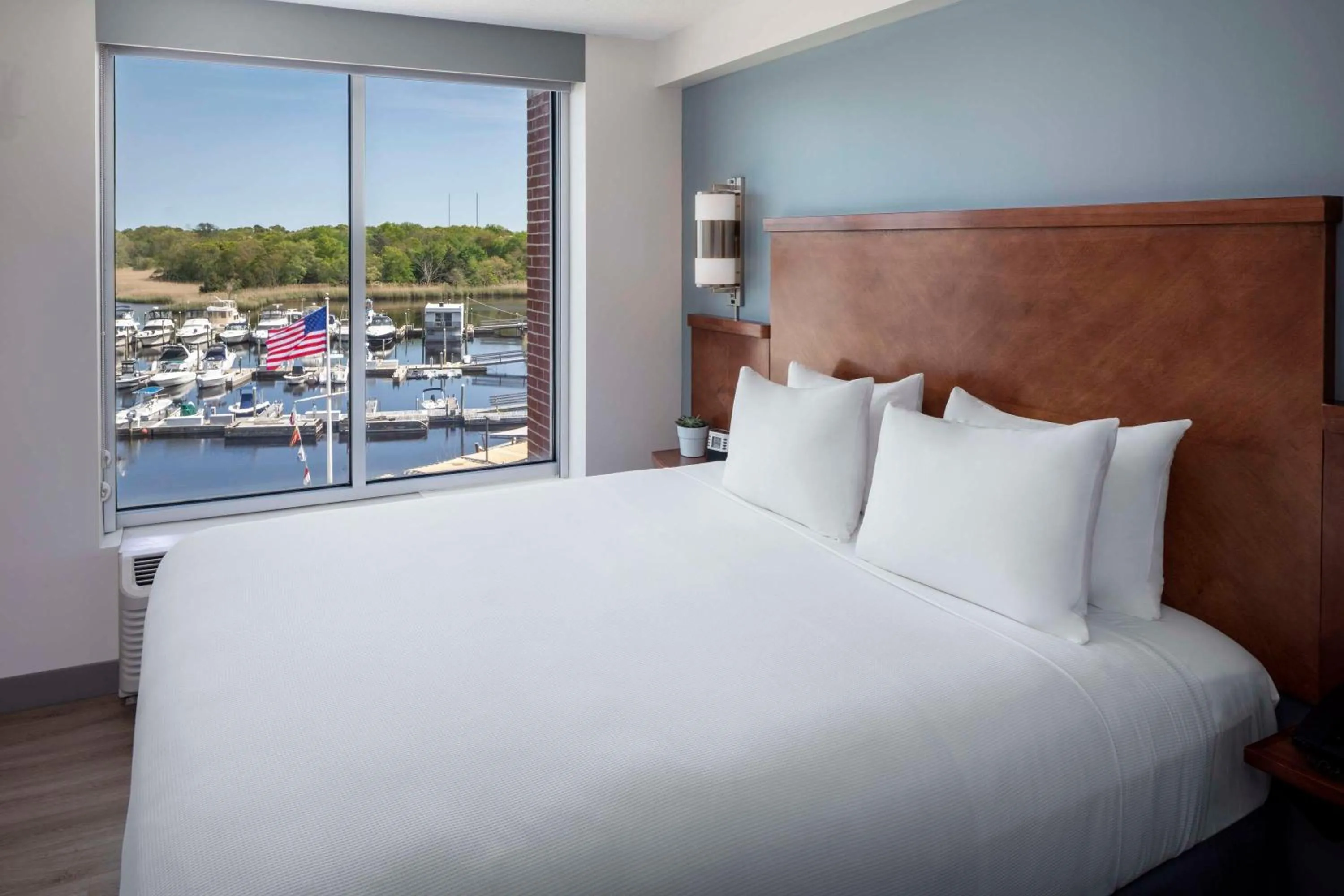 King Room with Sofa Bed and Water View in Hyatt Place Long Island East End