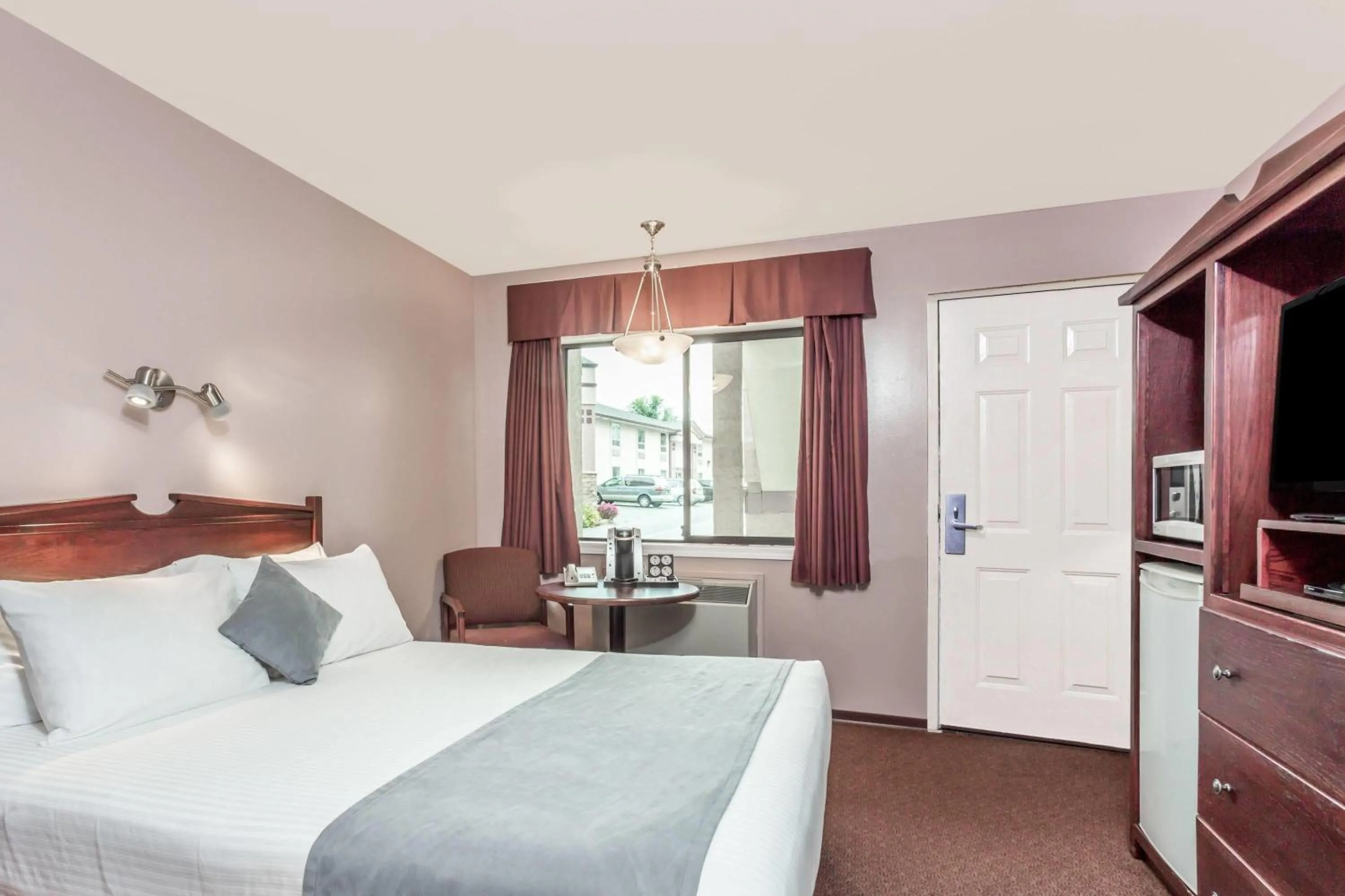 Queen Room - Pet Friendly/Non-Smoking in Super 8 by Wyndham Lake Country/Winfield Area