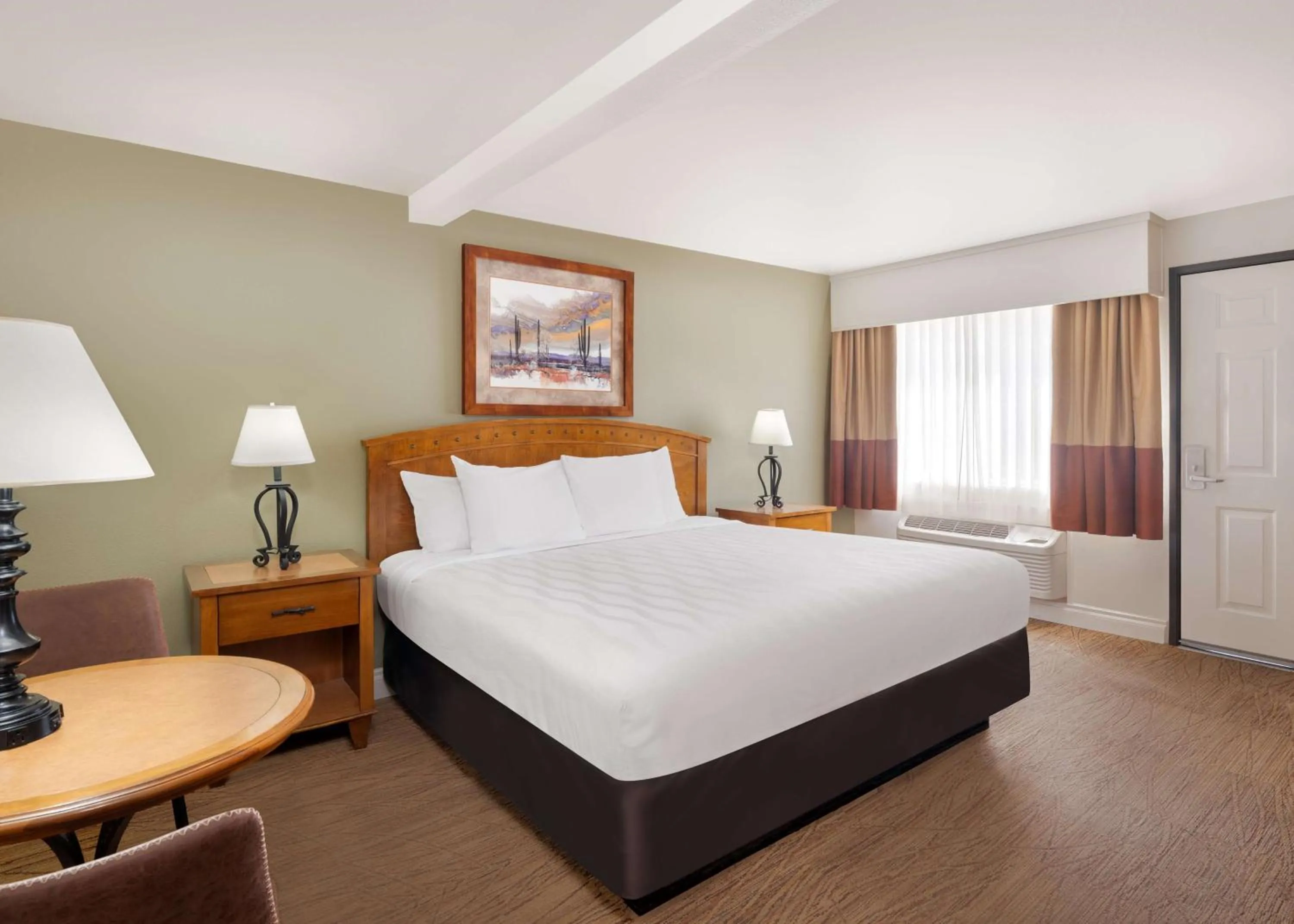 King Room with Walk-In Shower - Mobility Access in Best Western Red Hills