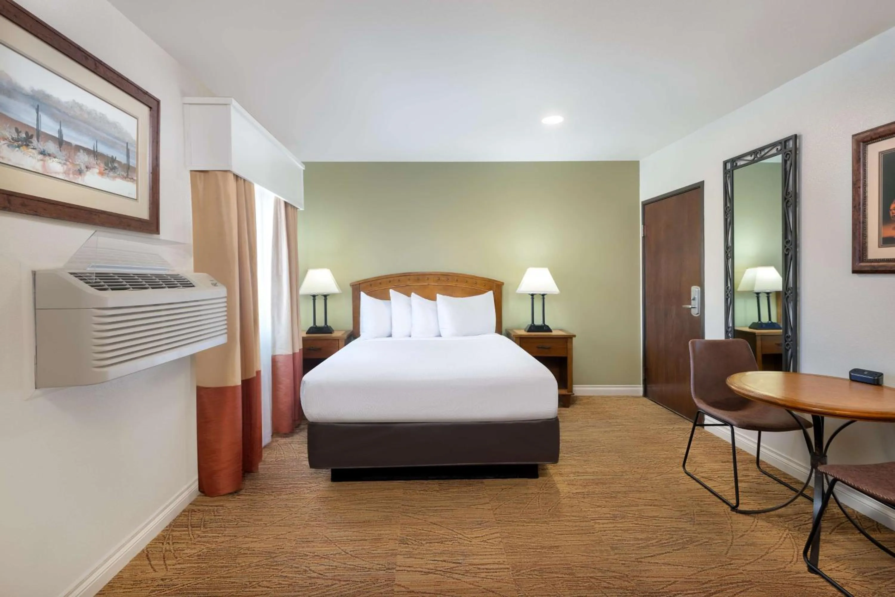 Queen Room - Non-Smoking in Best Western Red Hills