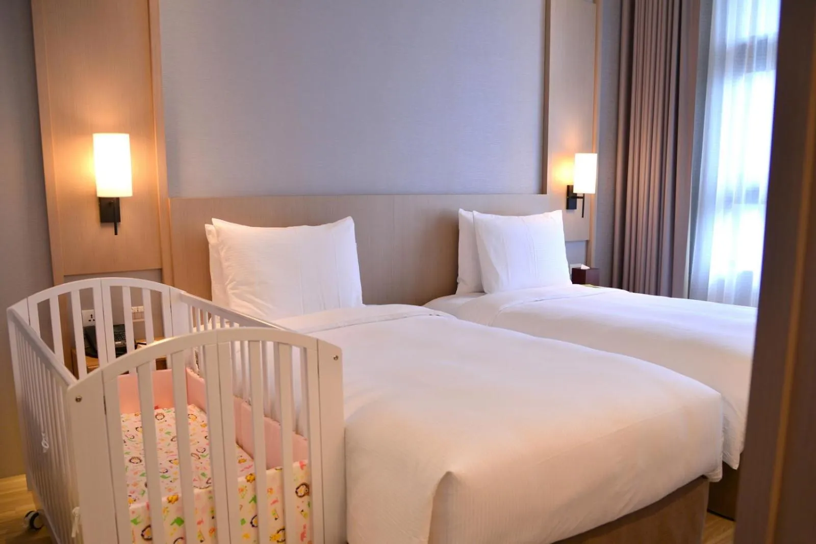 Twin Room with Balcony in Jolley Hotel