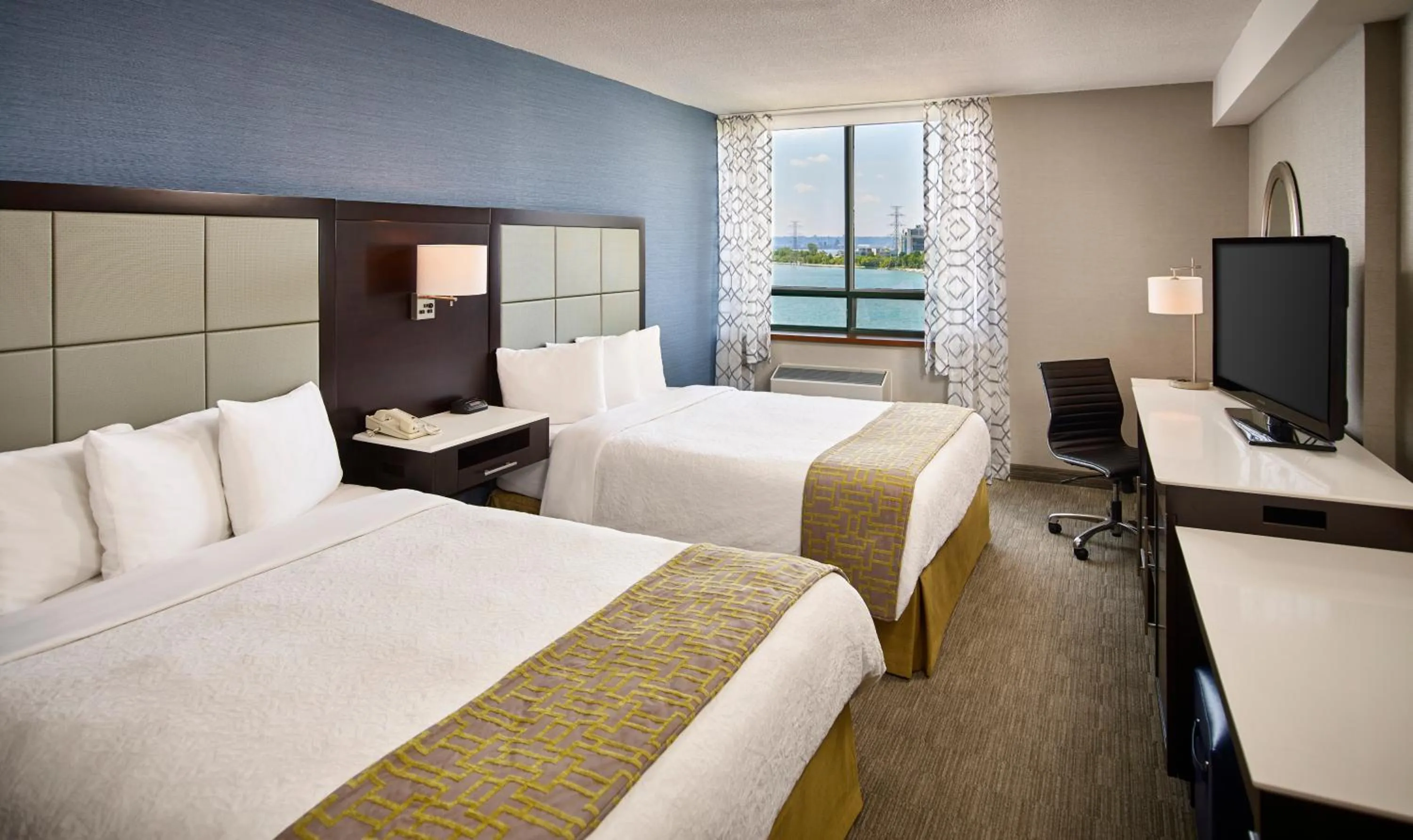 Queen Room with Two Queen Beds with Park View in Waterfront Hotel Downtown Burlington