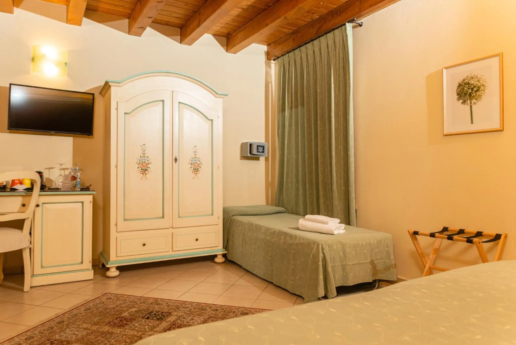 Double Room with Extra Bed in Agriturismo dei Grippi