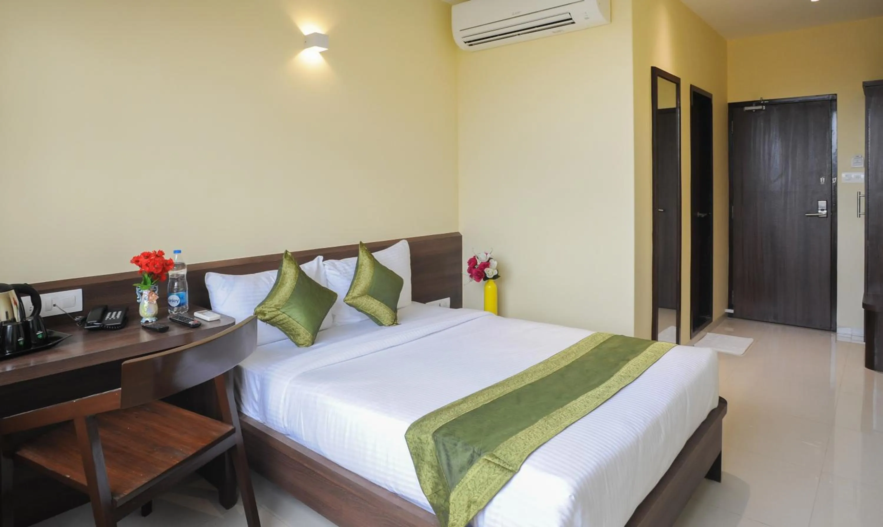 Standard Room - single occupancy in Treebo Balaji Residency, Kolhapur