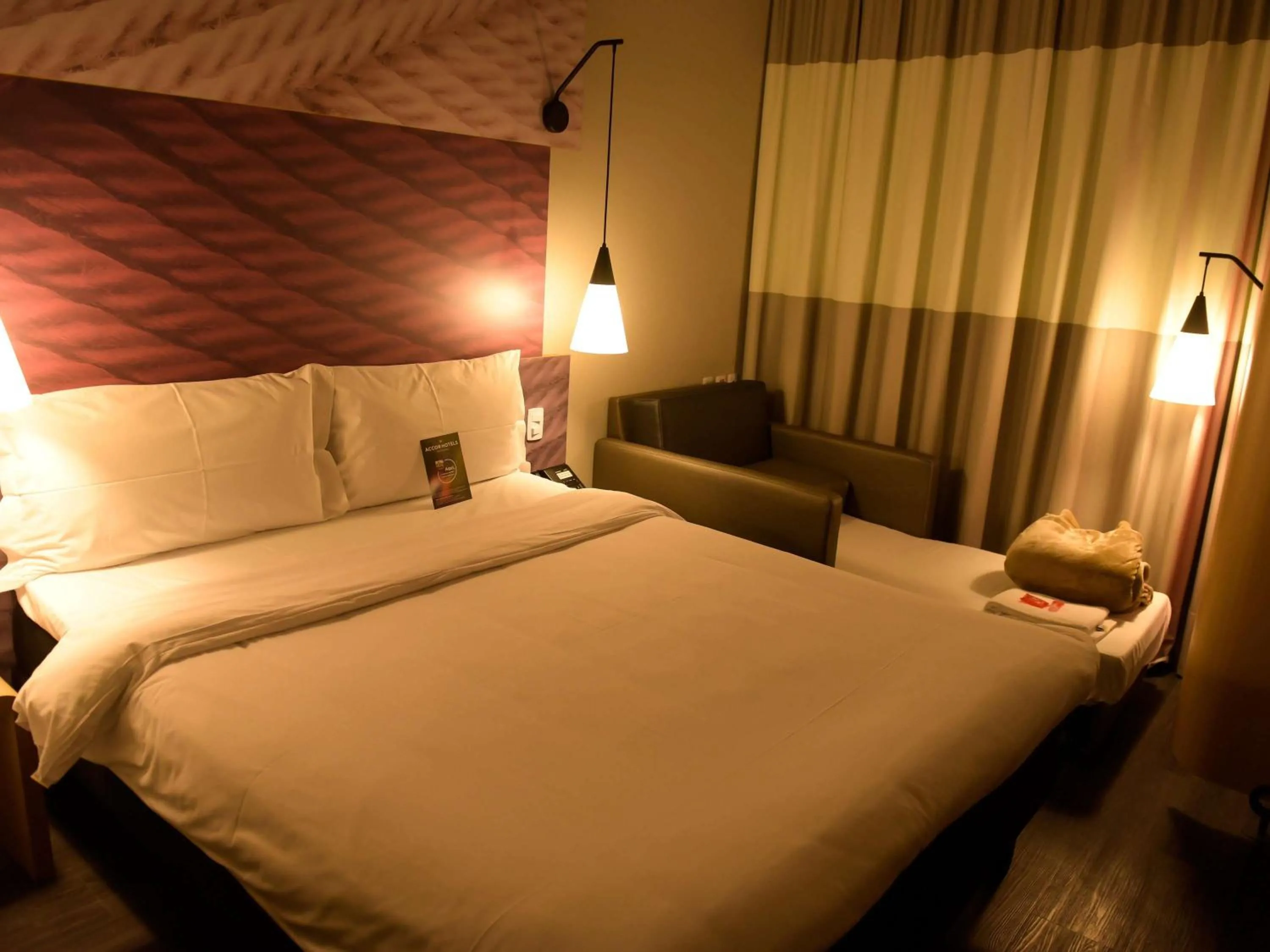 Standard Double Room (2 Adults + 1 Child) in Hotel Ibis Tatui