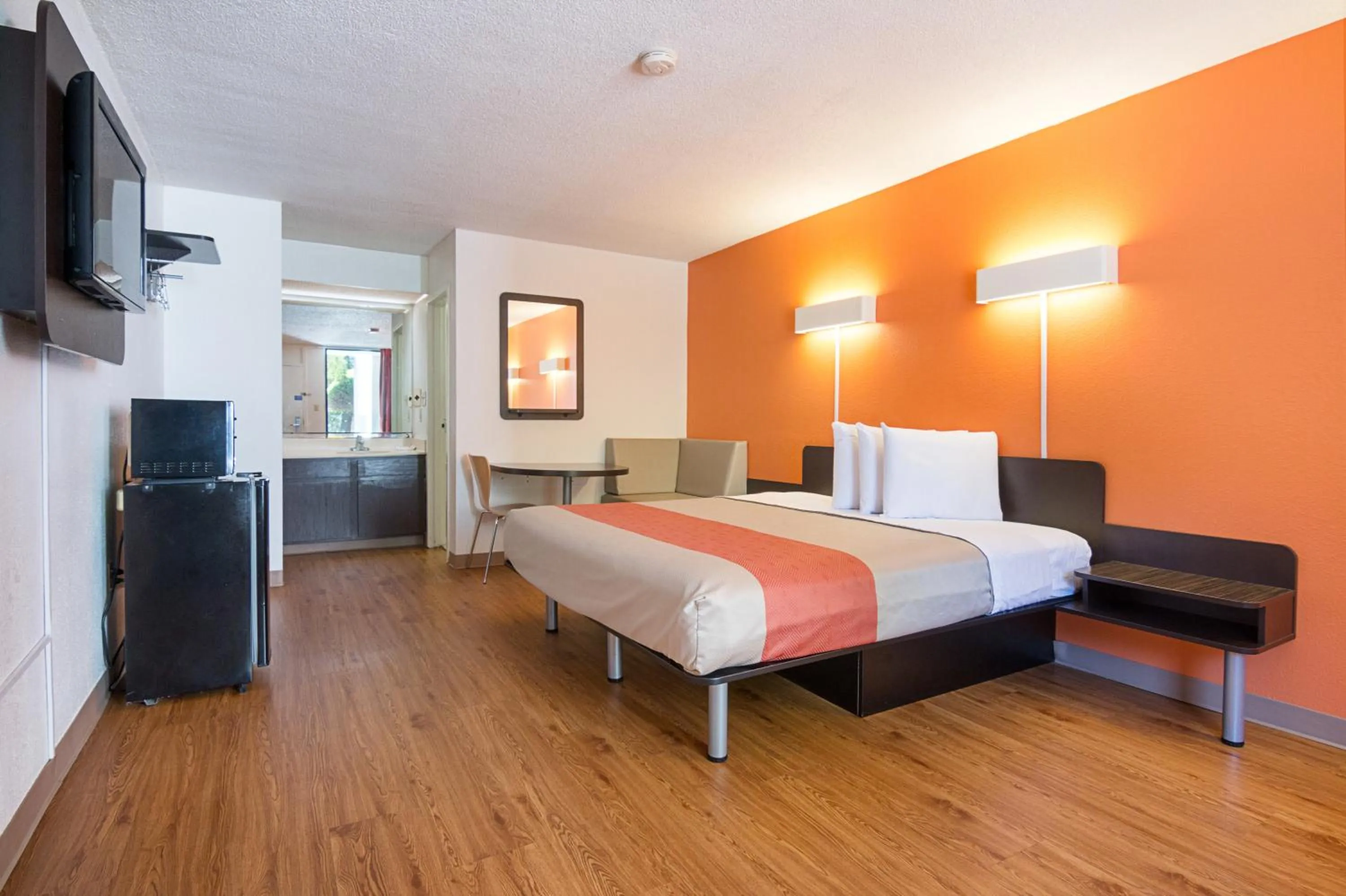 Deluxe King Room - Smoking in Motel 6-Newnan, GA