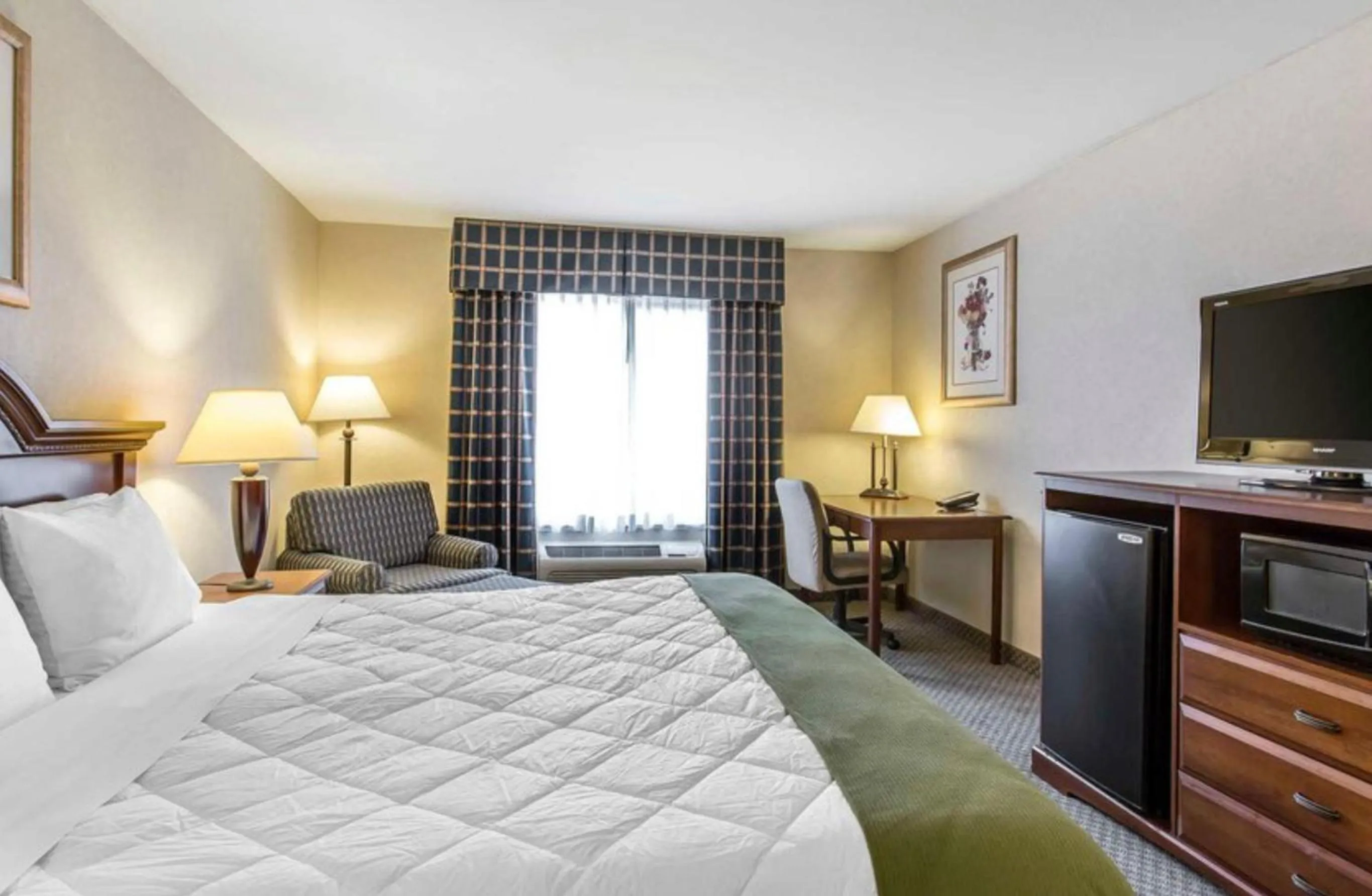 Deluxe King Room in Oasis Inn & Suites 29 Palms Hotel Joshua Tree National Park