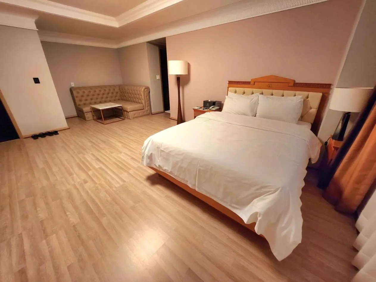 Deluxe Double Room in Gwangju Empire Hotel