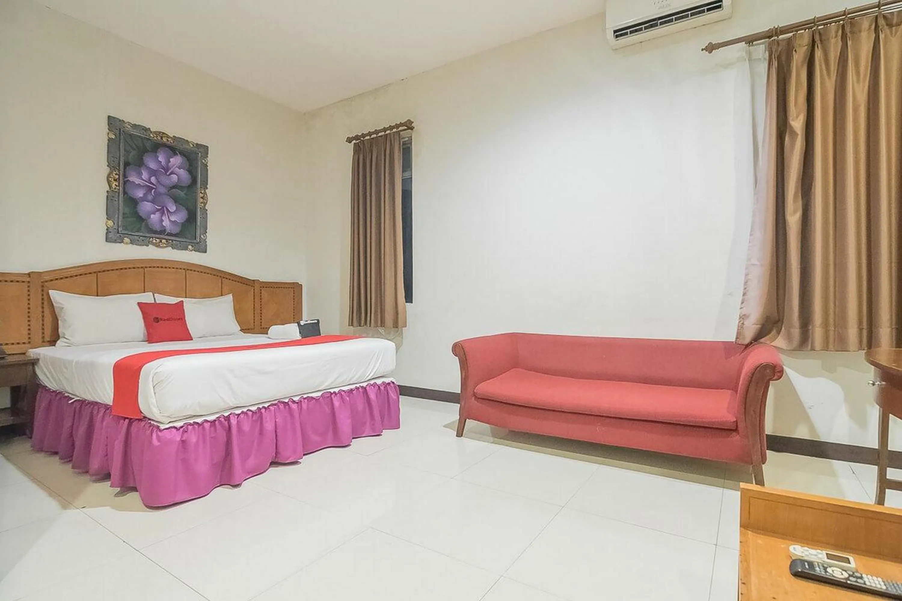 Deluxe Room in RedDoorz Near Trans Studio Mall 3