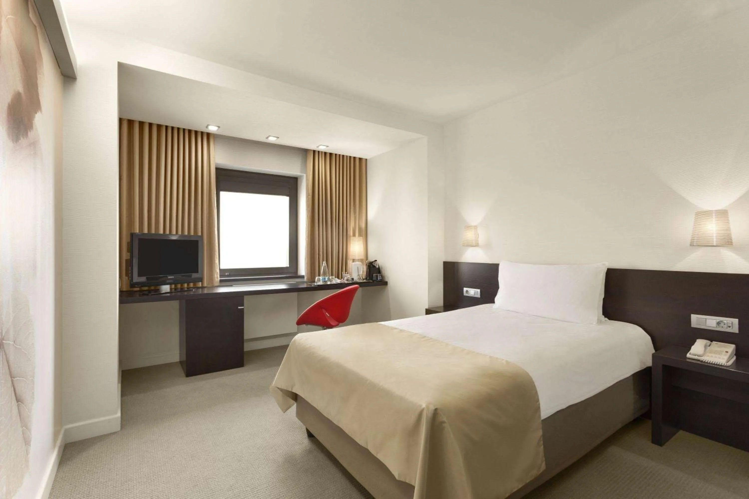 Accessible Room with One Single Bed,Non-Smoking - single occupancy in Ramada Plaza by Wyndham Bucharest Convention Center
