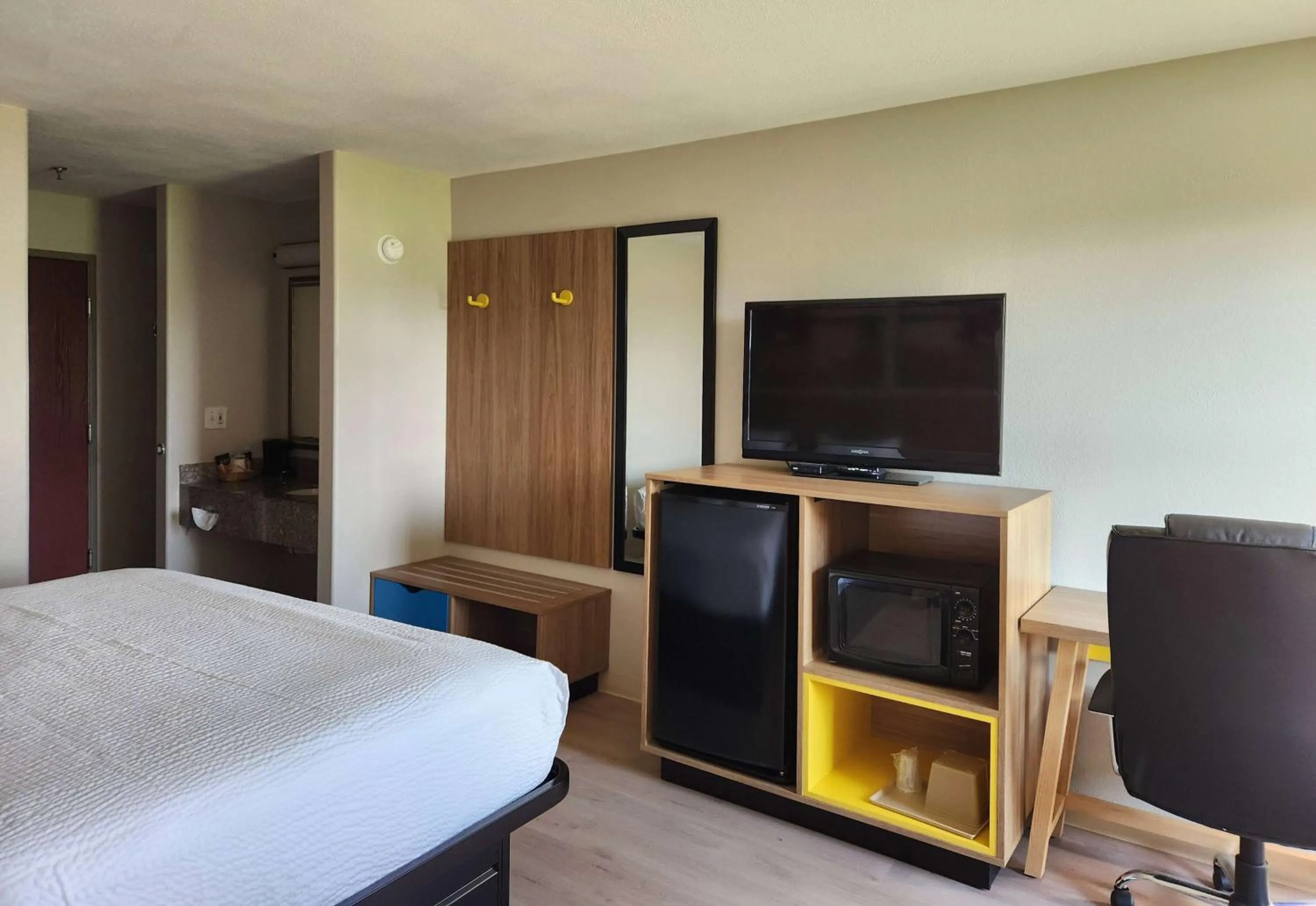 King Room with Mobility Access and Bathtub with Grab Bars, Non-Smoking in Days Inn by Wyndham Lafayette Scott