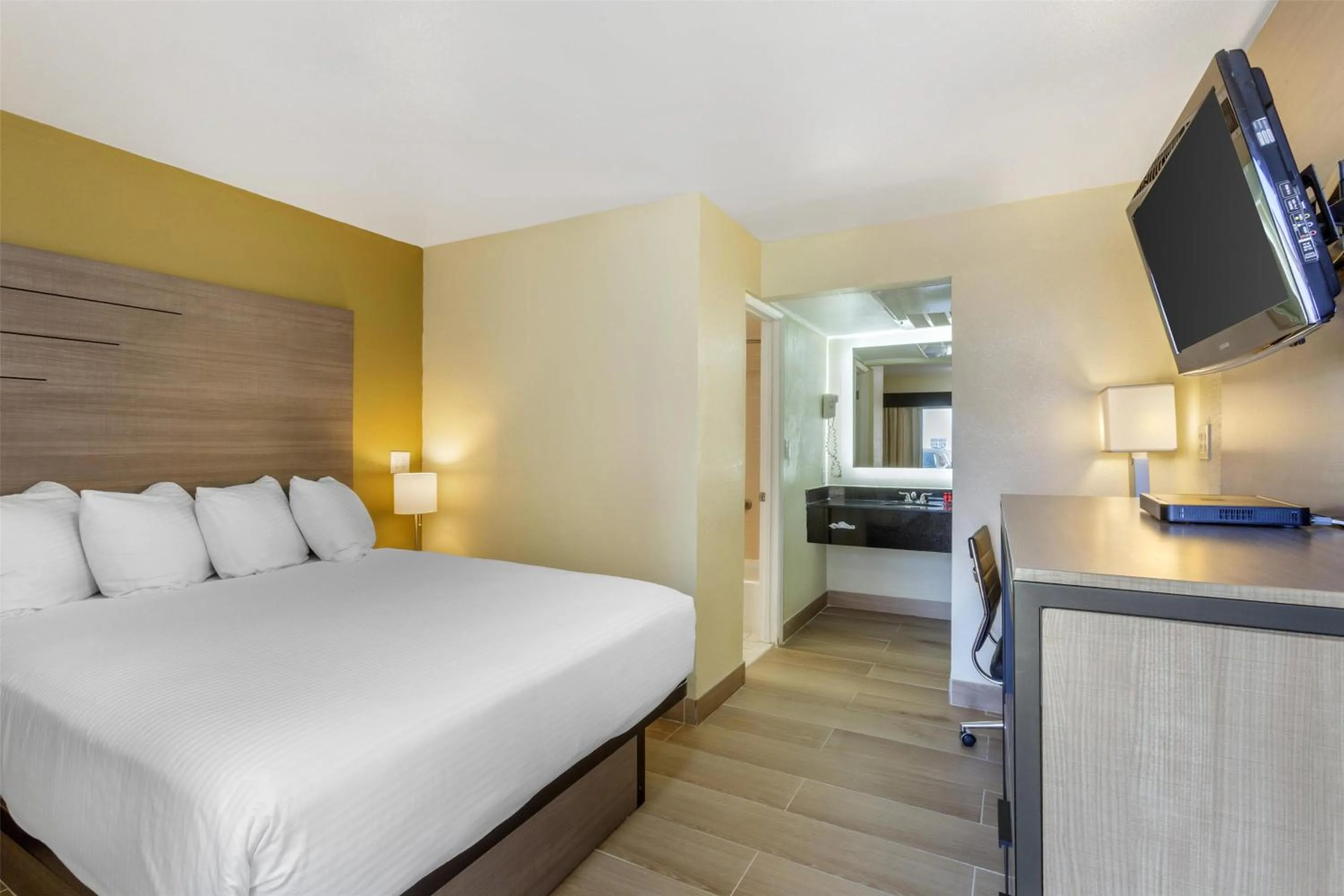 Queen Room - Non-Smoking in SureStay by Best Western Chambers Petrified Forest