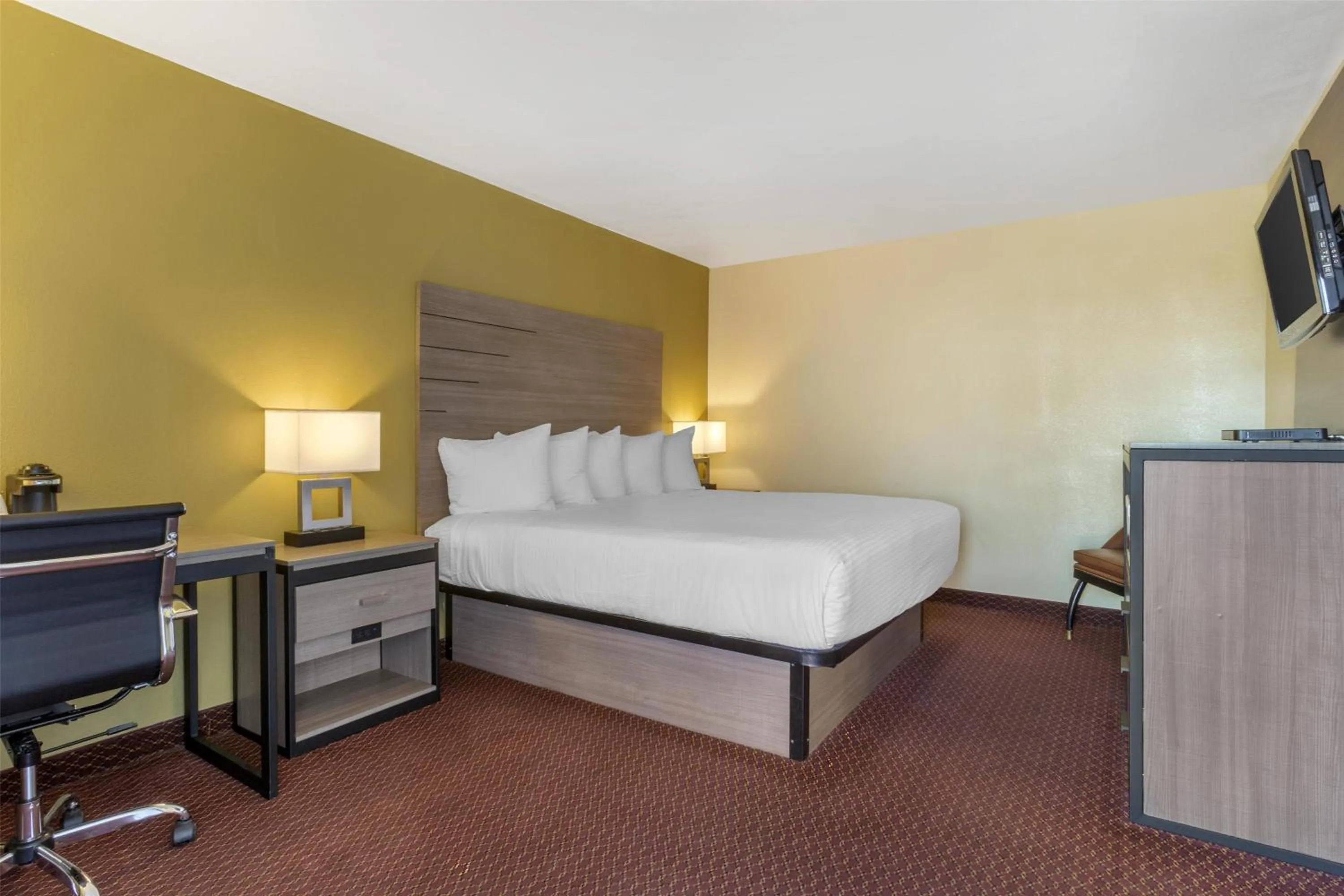 King Room with Roll-In Shower - Disability Access in SureStay by Best Western Chambers Petrified Forest