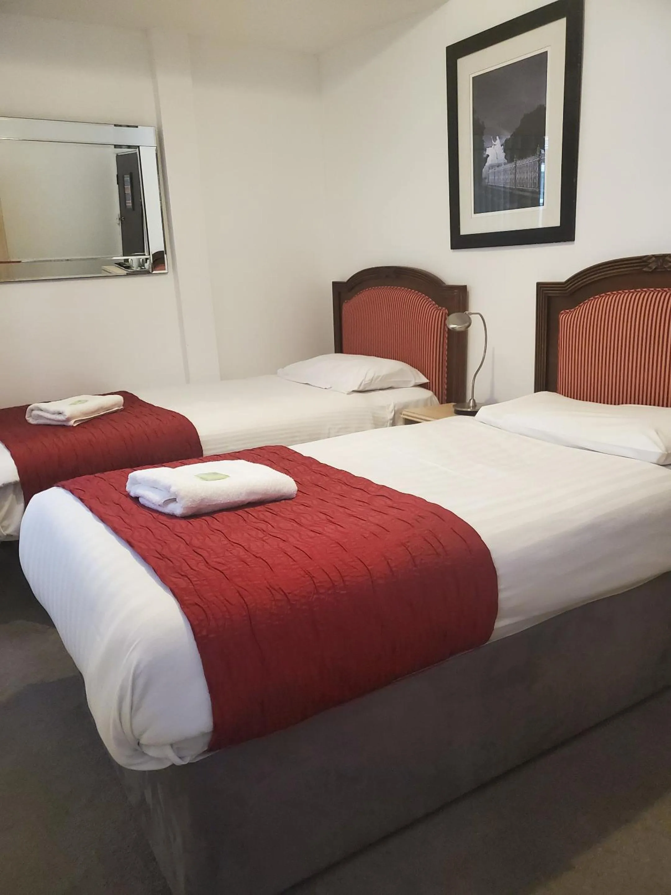 Twin Room with Private Bathroom in The Melville Hotel - Central Location