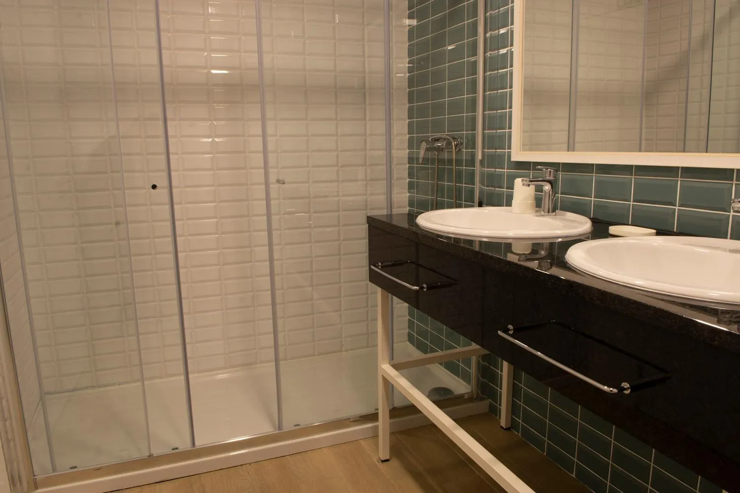 Quadruple Room with Private Bathroom in In Barcelos Hostel & Guest House