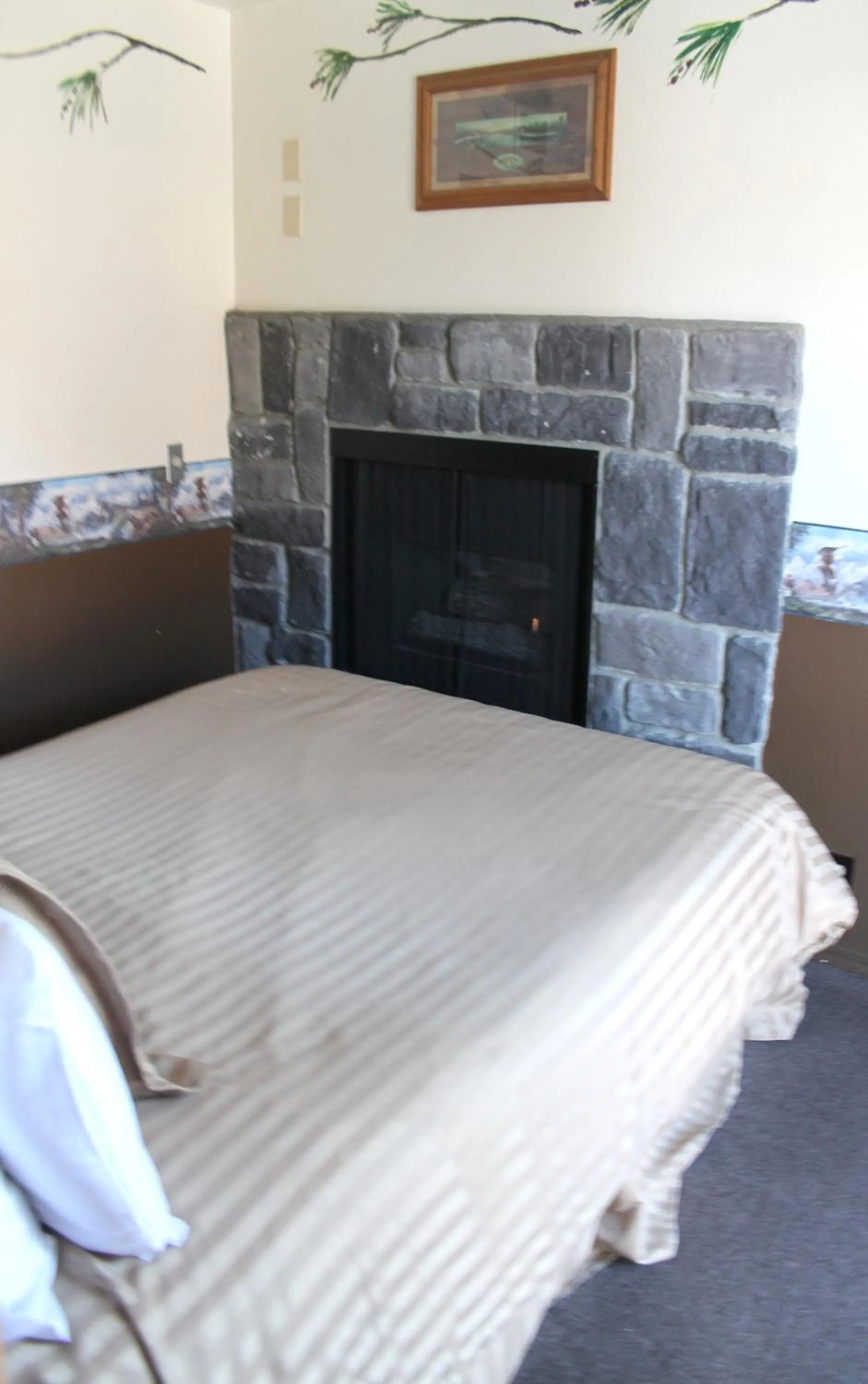 Queen Suite with Spa Bath - Accessible in Fireside Lodge